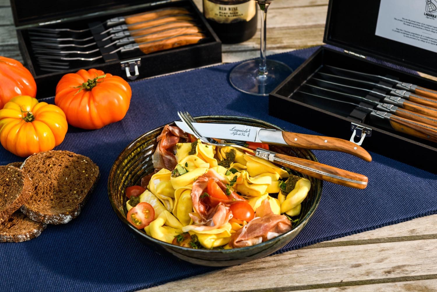 Hochwertiges Laguiole Steakmesser aus edlem Olivenholz, perfekt für müheloses Schneiden von Fleisch. Stilvolles Design für jeden Esstisch.