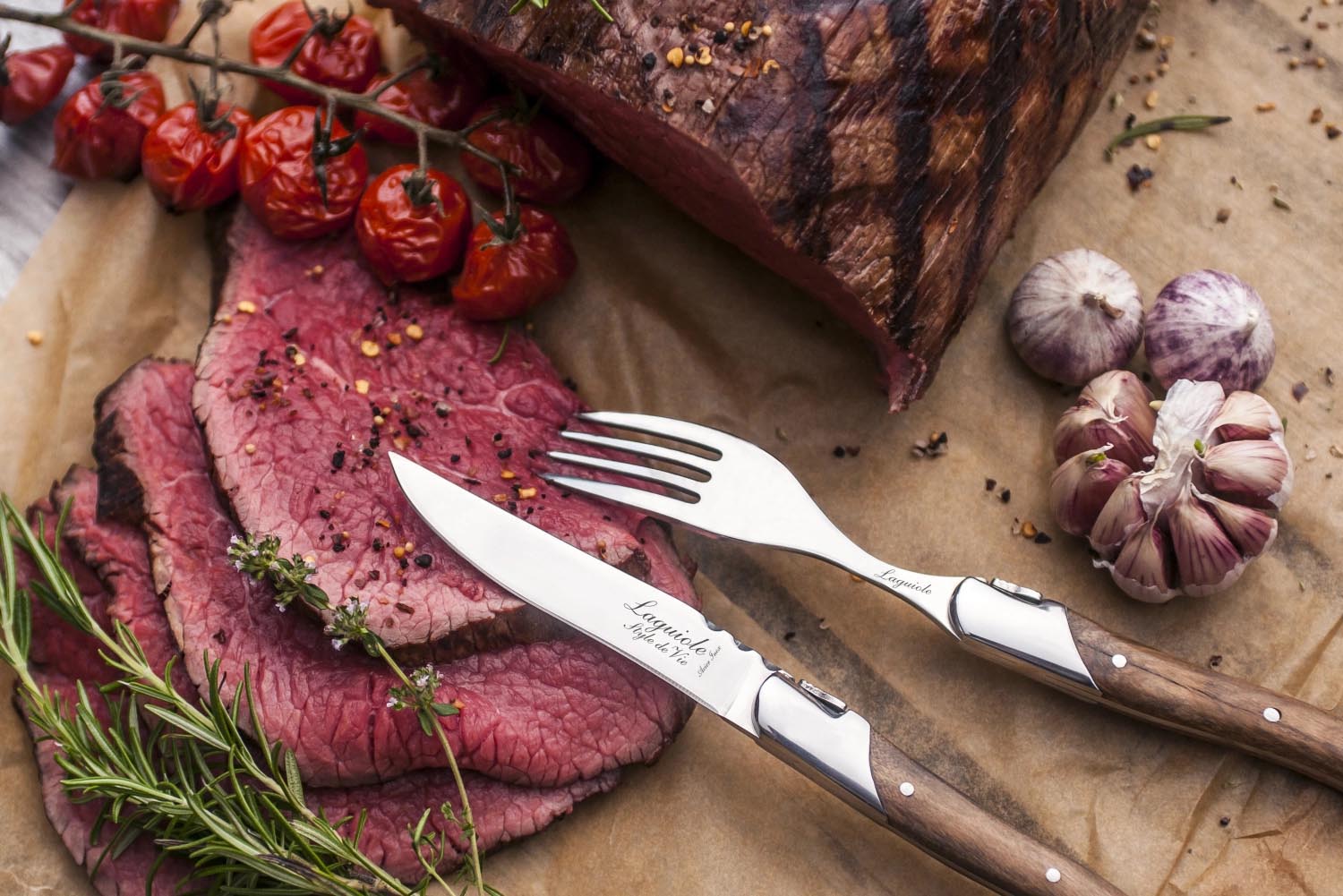 Elegante Laguiole Steakmesser aus Olivenholz, ideal für präzises Schneiden. Hochwertige Verarbeitung und zeitloses Design für Steakliebhaber.