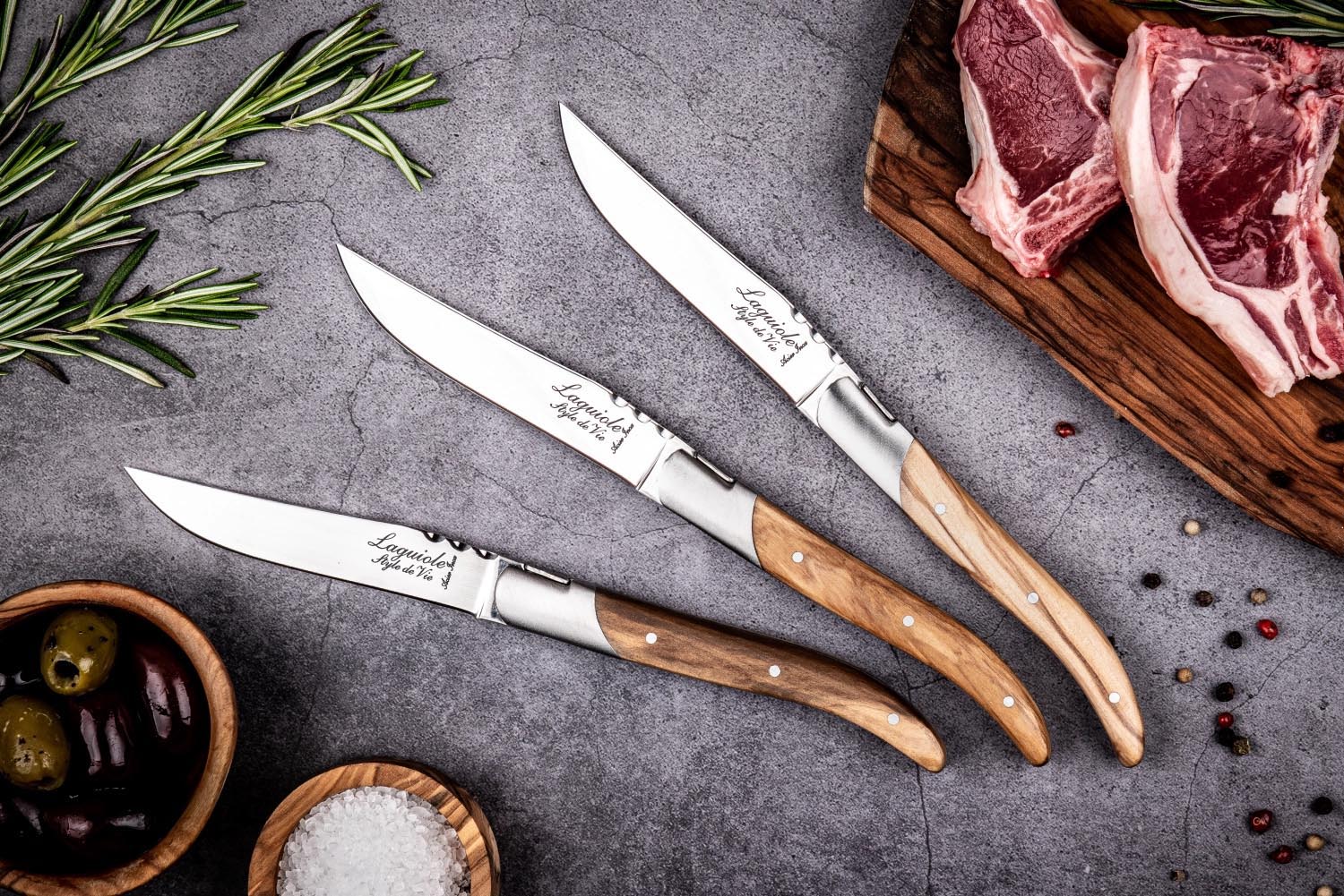 Hochwertiges Laguiole Steakmesser mit edlem Olivenholzgriff, perfekt für stilvolles Schneiden und Servieren von Steaks.
