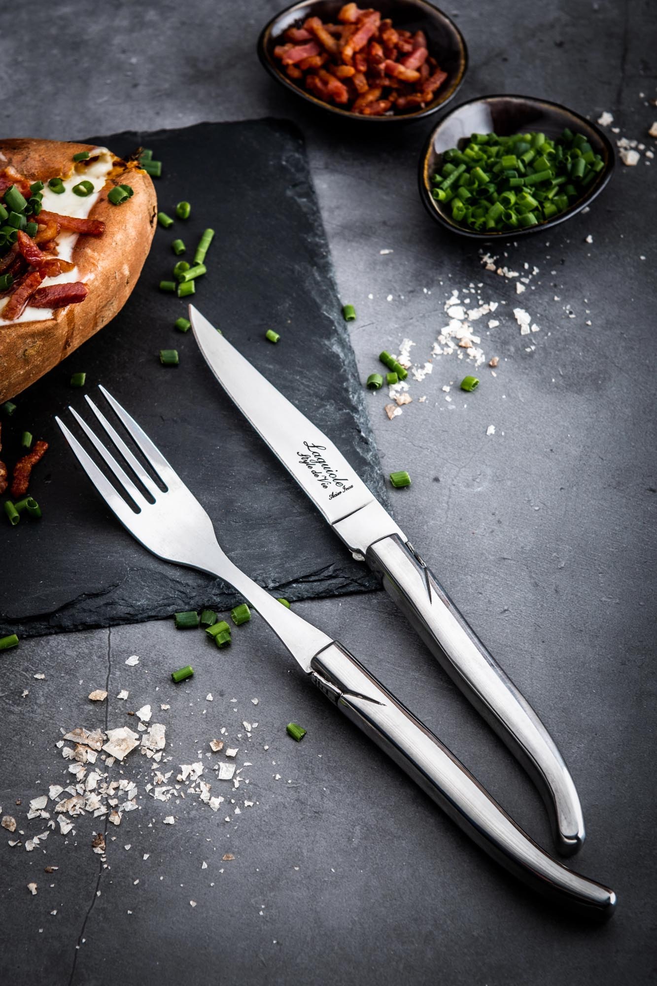 Luxuriöse Laguiole Steakmesser aus rostfreiem Stahl, perfekt für stilvolles Essen. Edles Design und erstklassige Qualität.