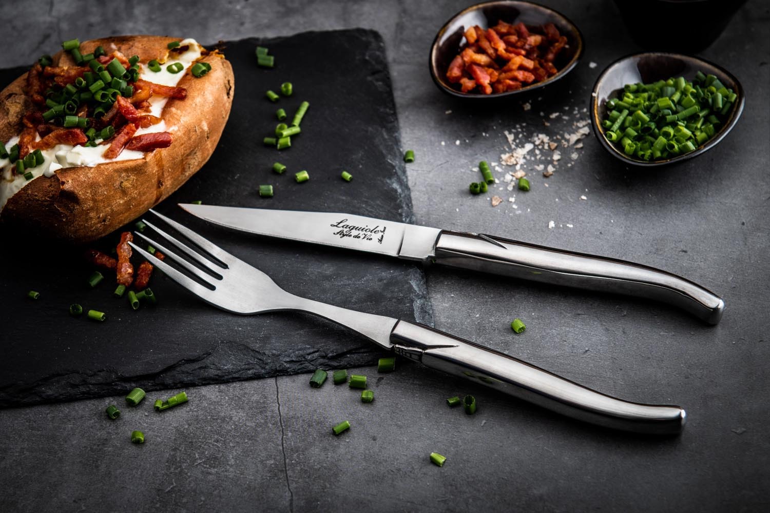 Elegante Laguiole Steakmesser aus rostfreiem Stahl, ideal für stilvolles Speisen. Hochwertige Verarbeitung und zeitloses Design.