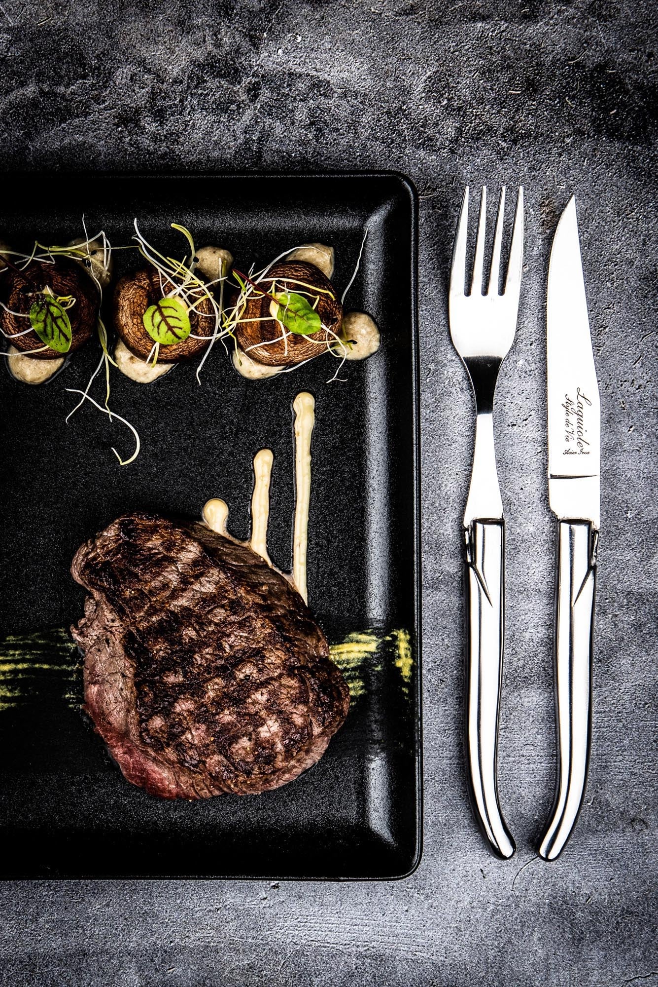 Exquisite Laguiole Steakmesser aus rostfreiem Stahl, perfekt für edles Speisen. Premium-Qualität und elegantes Design.