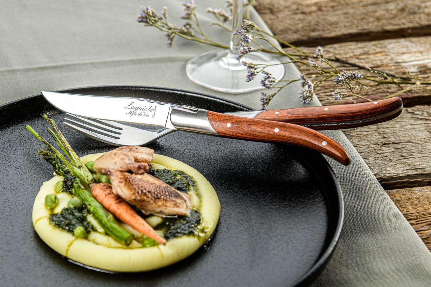 Elegante Laguiole Gabeln der Luxury Line mit roséfarbenen Pakka-Holzgriffen, ideal für stilvolle Tischdekoration und besondere Anlässe.