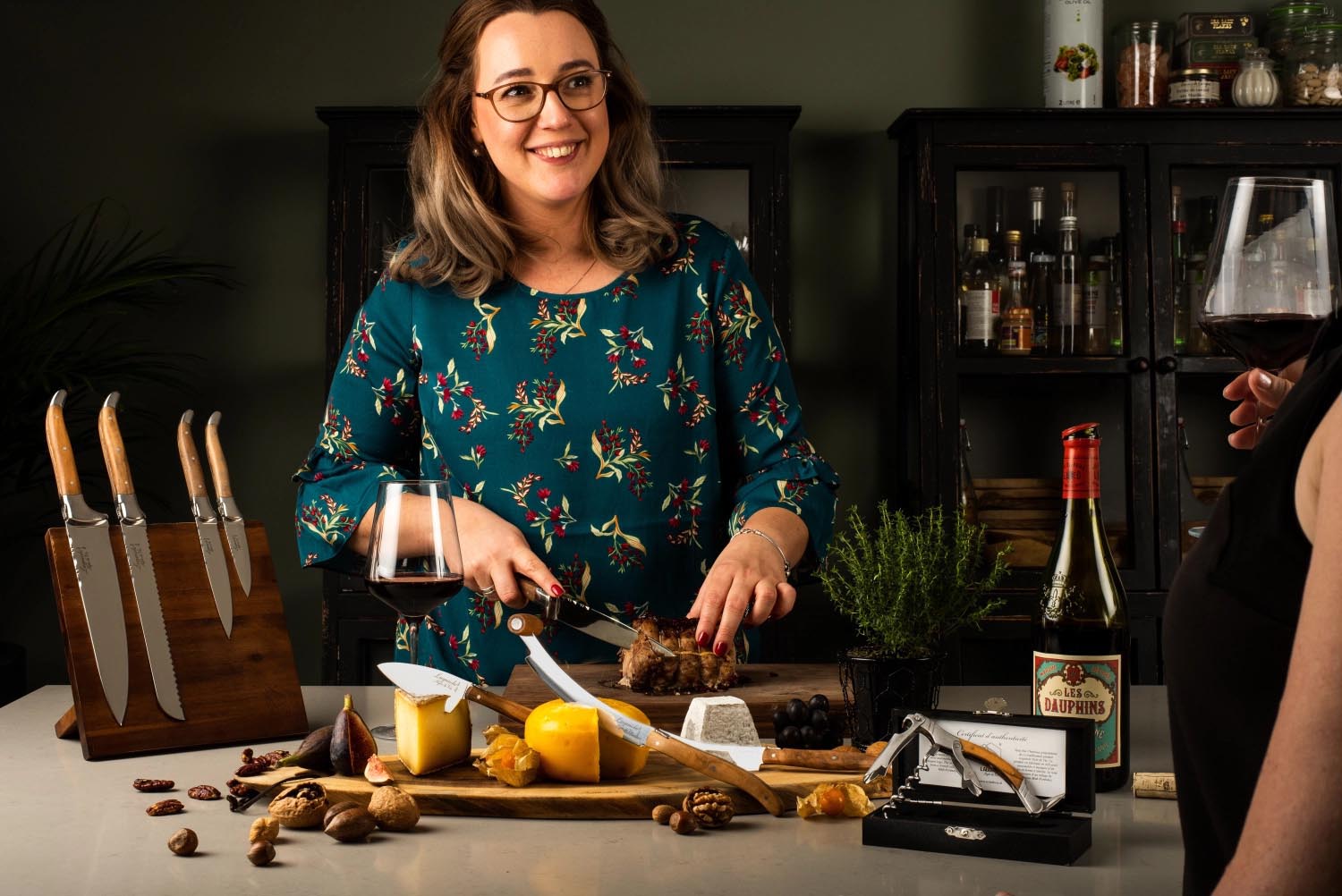 Exquisites Laguiole Käsemesserset mit edlen Olivenholzgriffen, perfekt für Käsegenuss und elegante Tischpräsentationen.