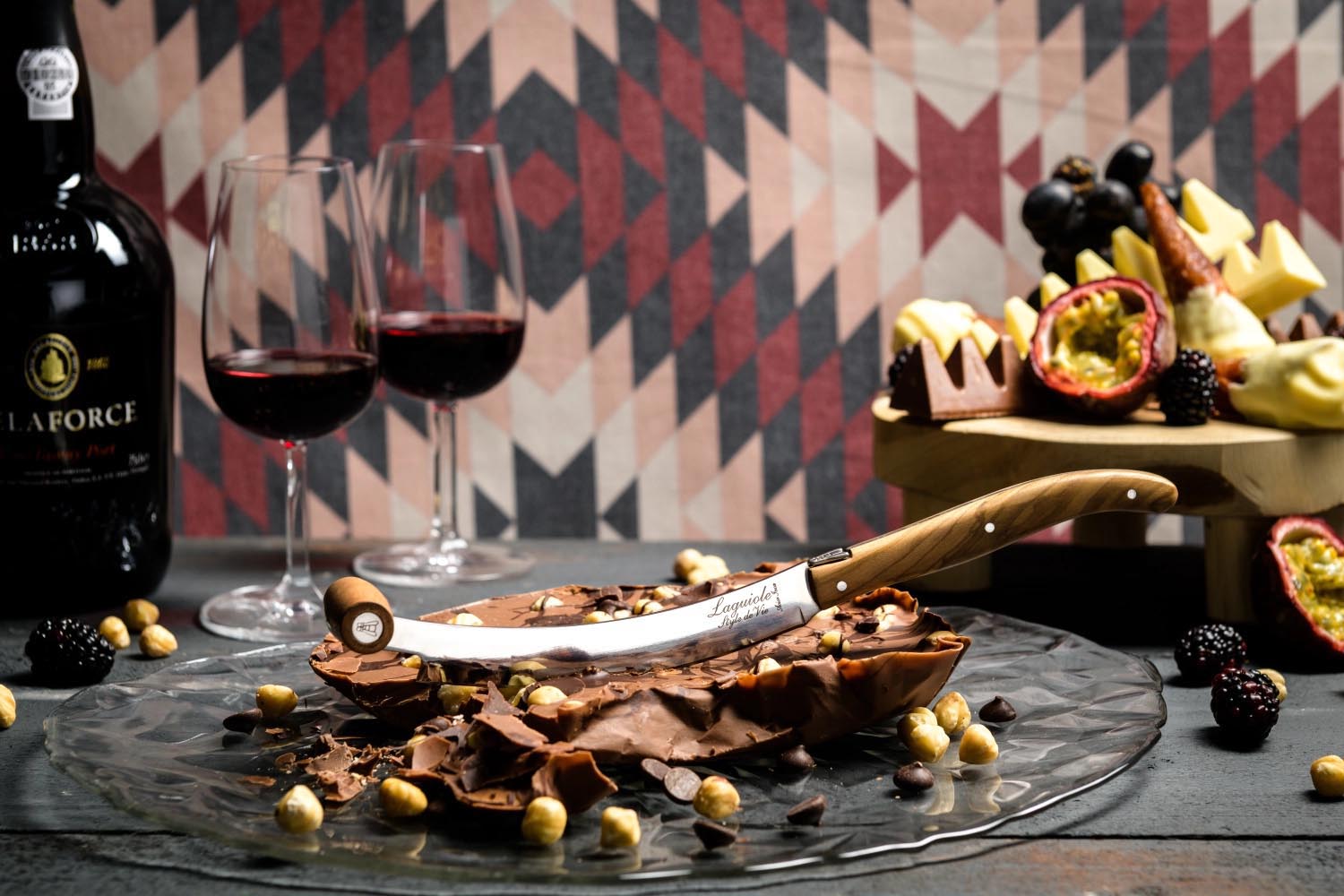 Elegantes Laguiole Käsemesserset mit Griffen aus Olivenholz, ideal für stilvollen Käsegenuss und anspruchsvolle Tischkultur.