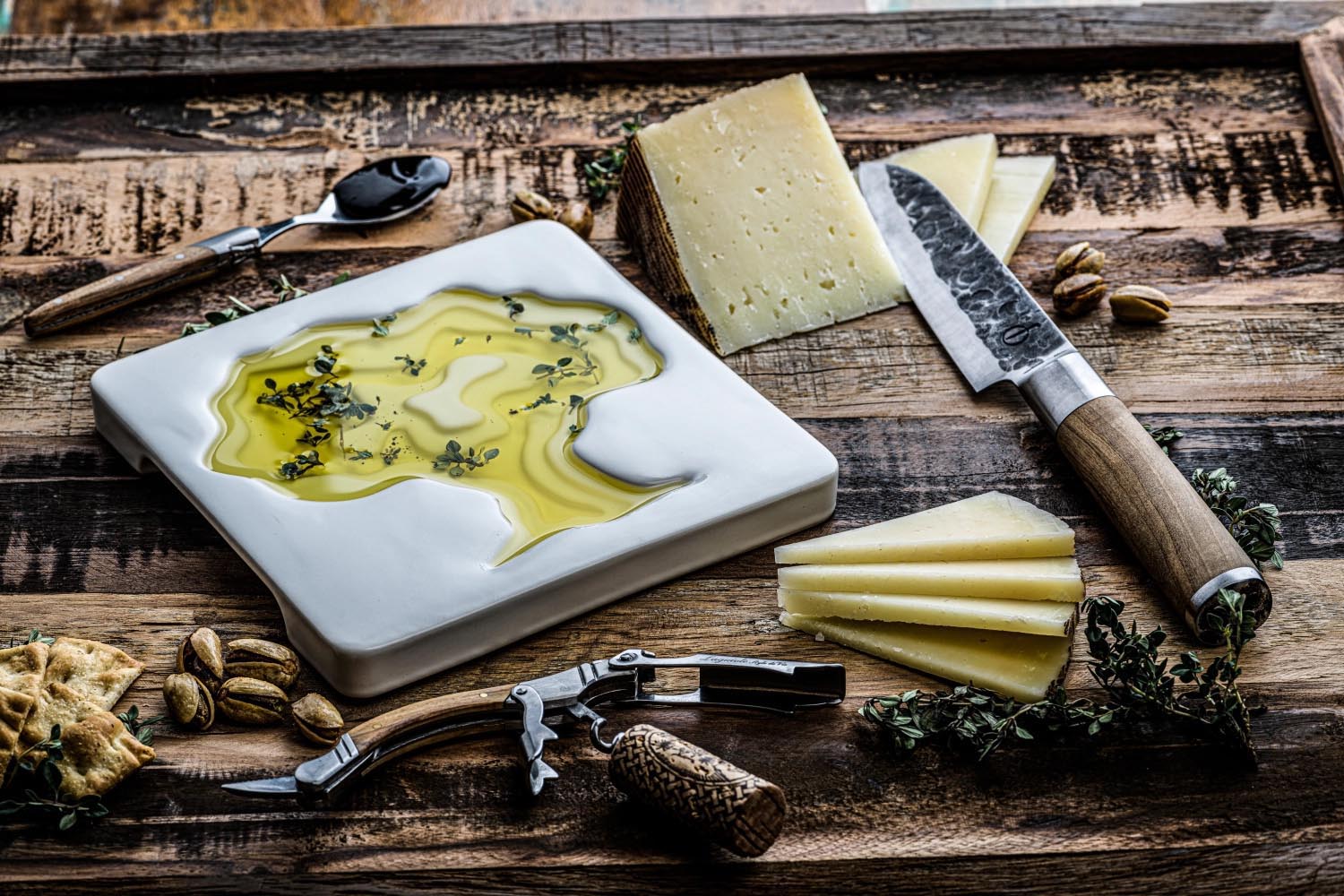 Eleganter Laguiole Korkenzieher mit Olivenholzgriff, hochwertige Verarbeitung, ideal für Weinliebhaber und stilvolle Präsentation.