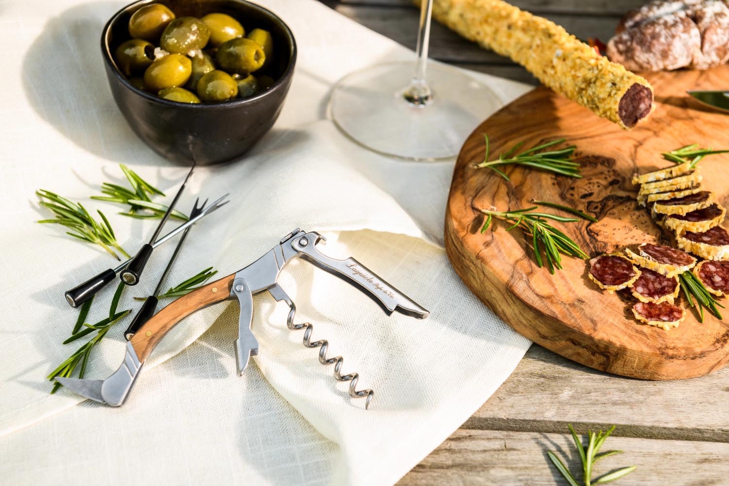 Edler Laguiole Korkenzieher mit Olivenholzgriff, präzise gefertigt, perfekt für Weinliebhaber und stilvolle Tischkultur.