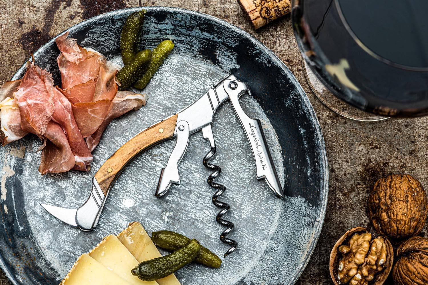 Eleganter Laguiole Korkenzieher mit Olivenholzgriff, hochwertig verarbeitet, ideal für Weinliebhaber und anspruchsvolle Geniesser.