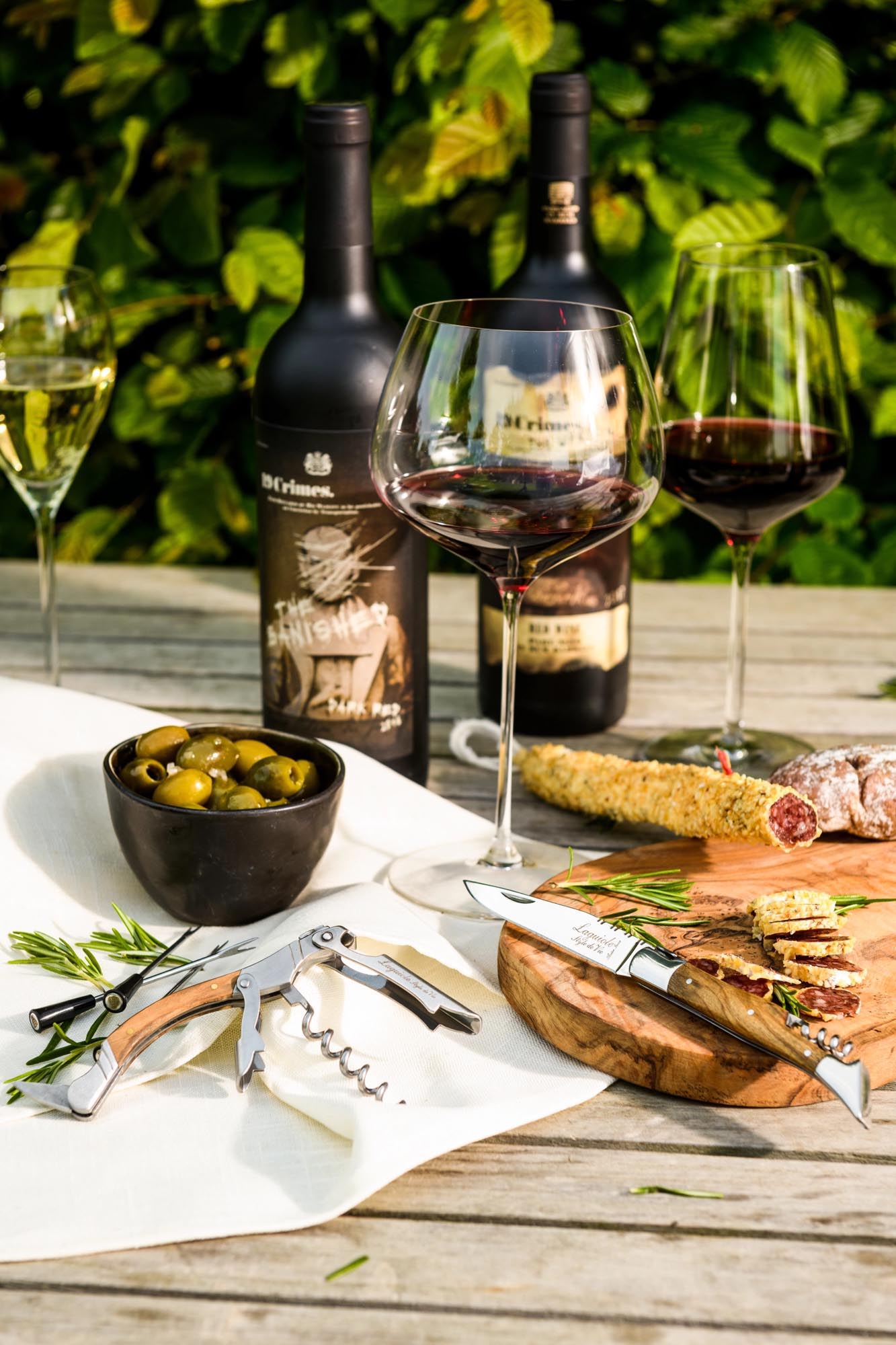 Stilvoller Laguiole Korkenzieher mit edlem Olivenholzgriff, präzise gefertigt, perfekt für Weinfreunde und exklusive Momente.