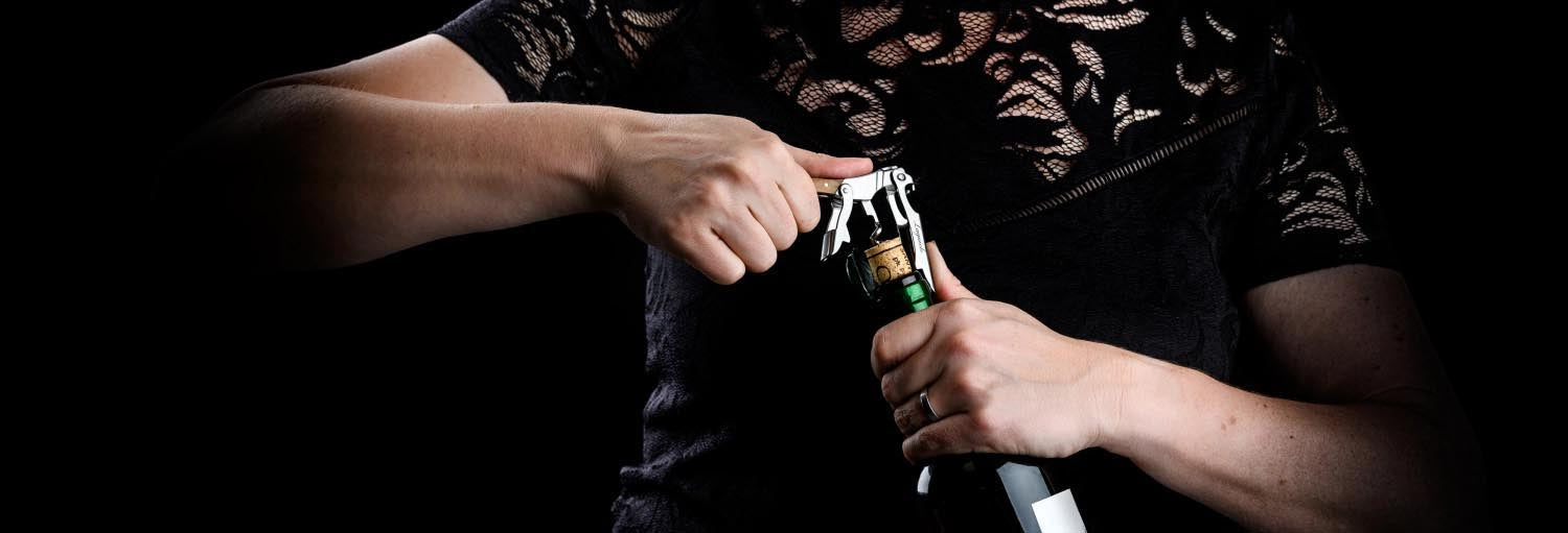 Eleganter Laguiole Korkenzieher mit Olivenholzgriff, hochwertig verarbeitet, ideal für Weinliebhaber und besondere Anlässe.