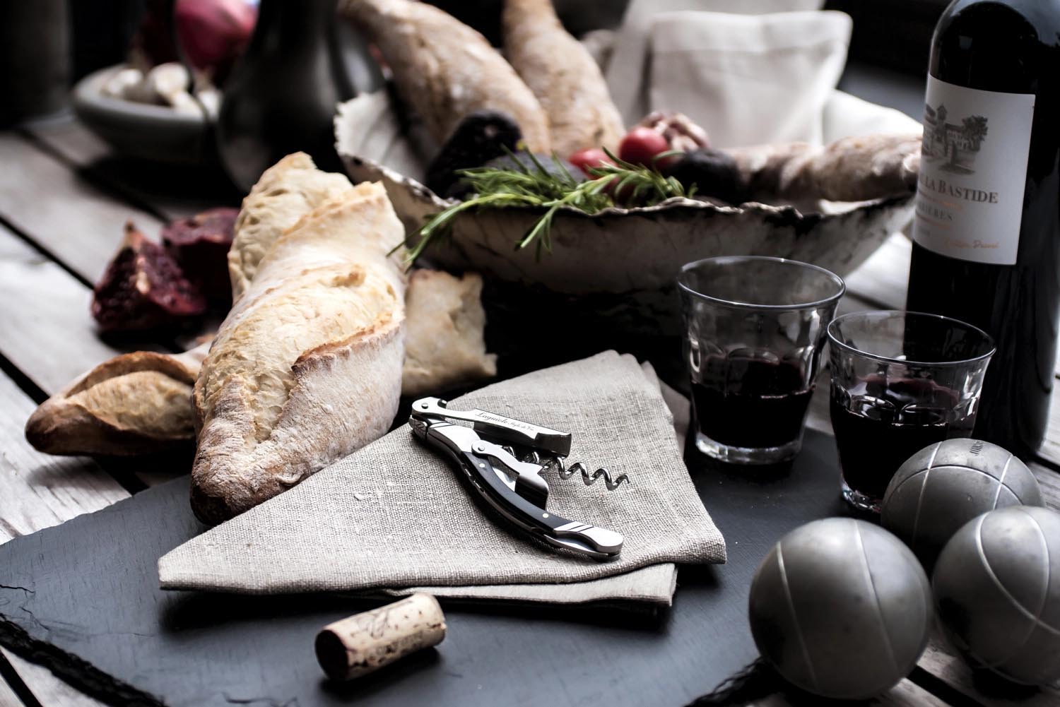 Eleganter Laguiole Korkenzieher aus schwarzem Ebenholz, handgefertigt, ideal für Weinliebhaber und stilvolle Geniesser.