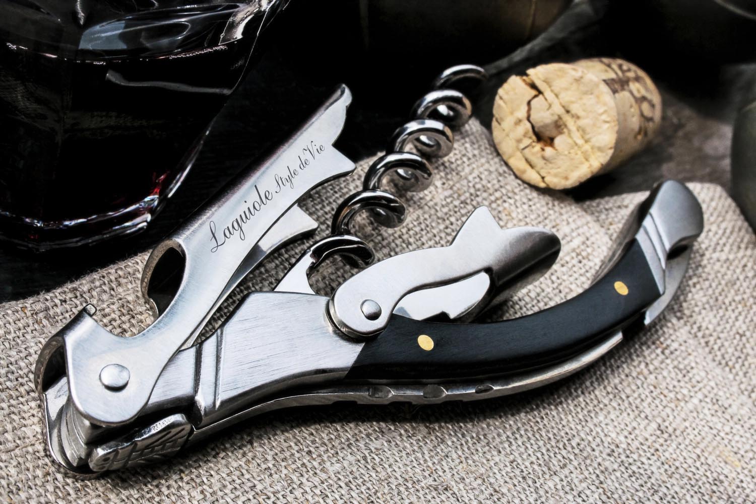 Eleganter Laguiole Korkenzieher mit Griff aus schwarzem Ebenholz, ideal für Weinliebhaber und stilvolle Genussmomente.