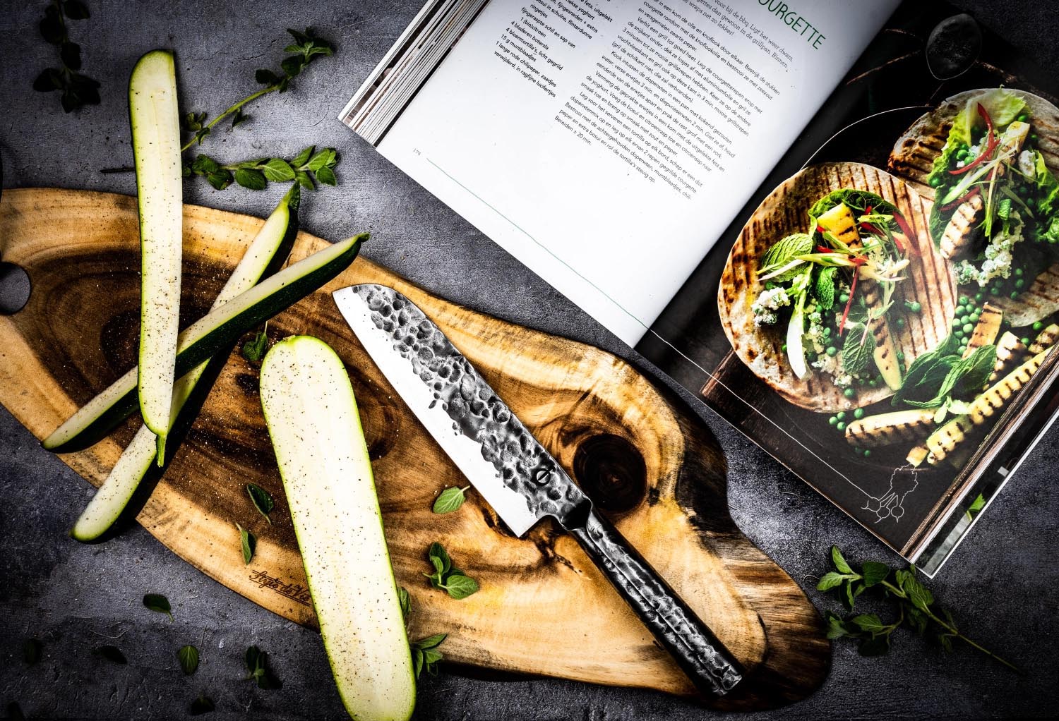 Das Forged Brute Santokumesser 18cm besticht durch seine scharfe, handgeschmiedete Klinge und ein einzigartiges Design.