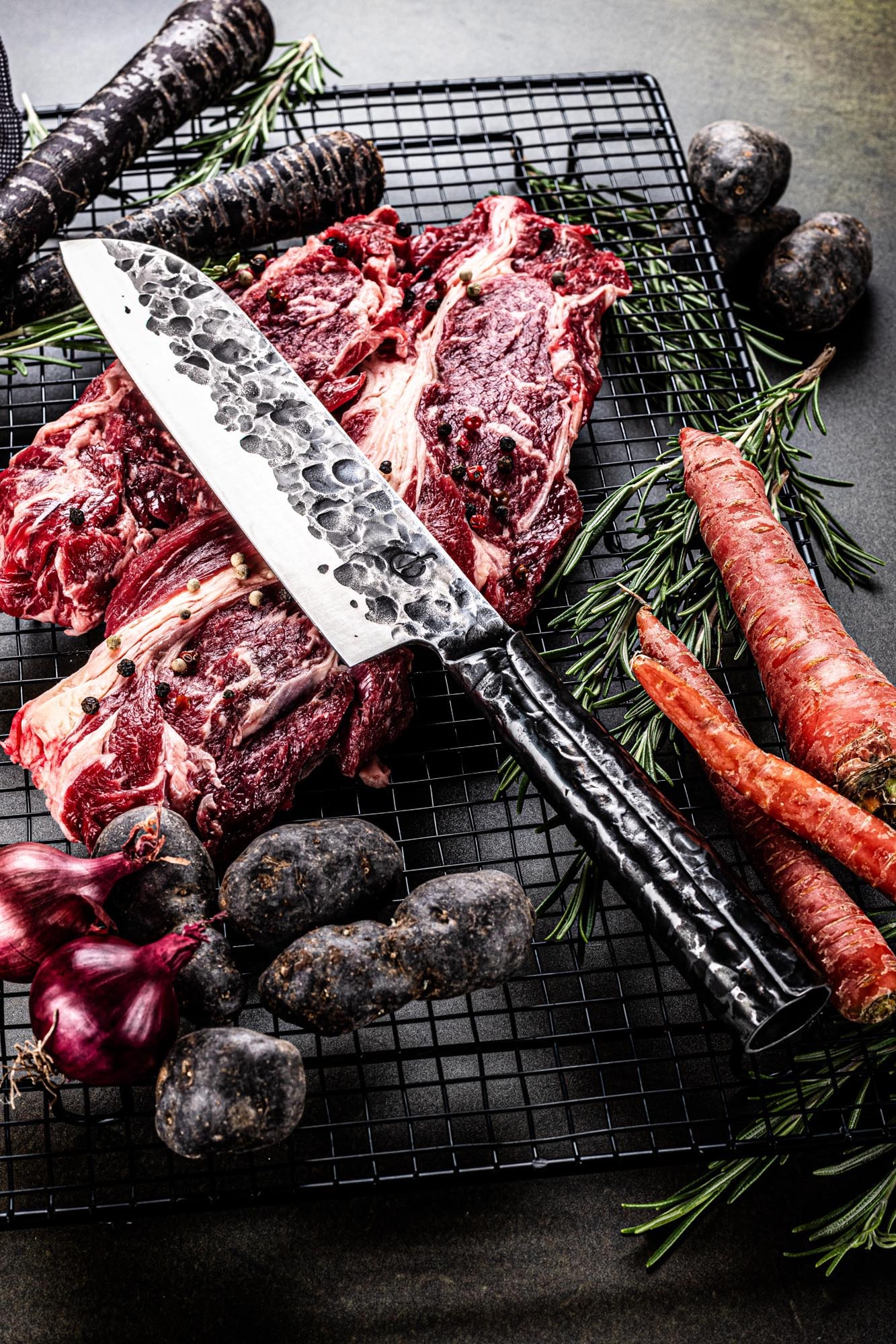 Das Forged Brute Santokumesser 18cm besticht durch seine handgeschmiedete Klinge und ein einzigartig rustikales Design.