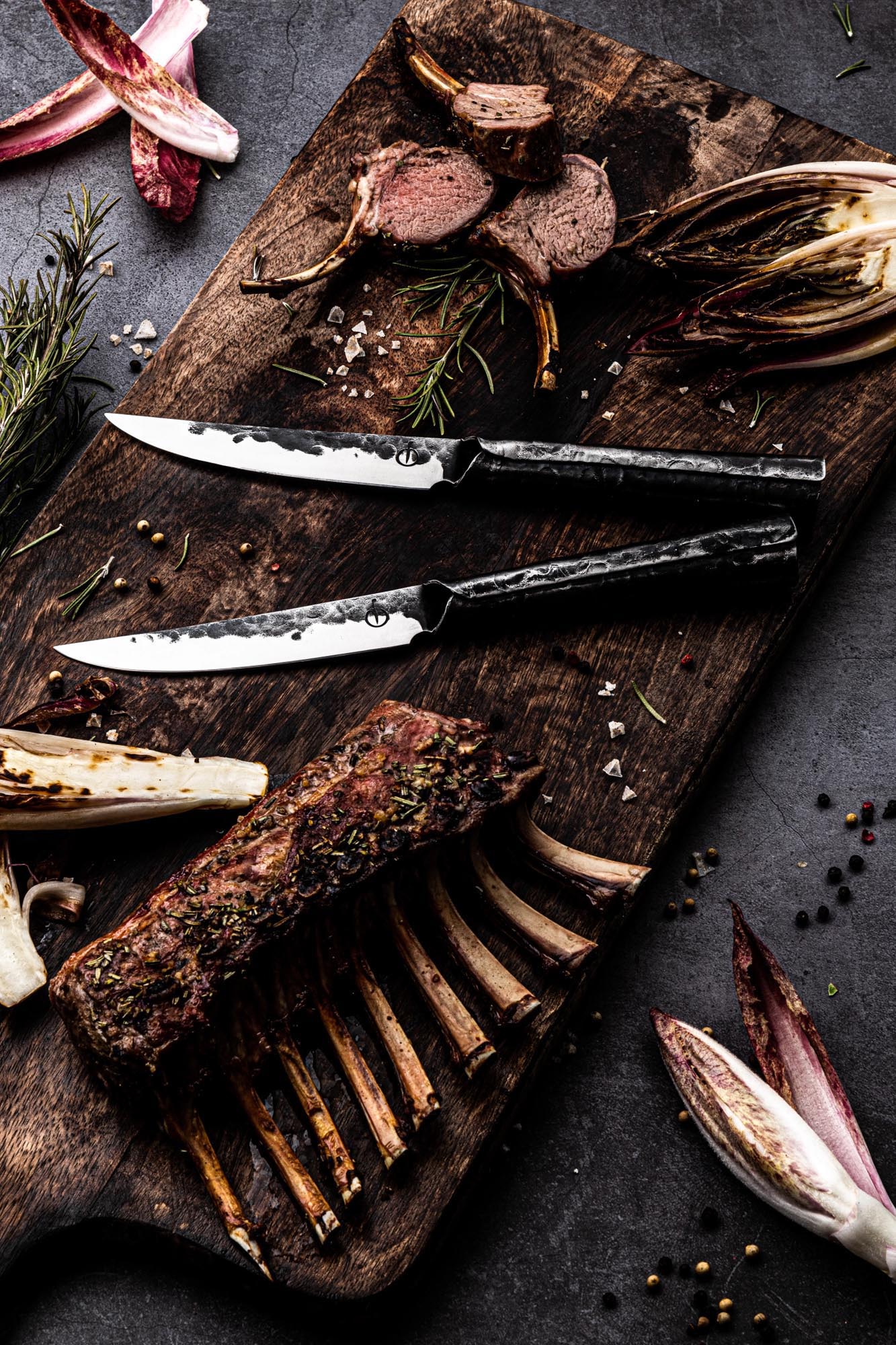 Das Forged Brute Steakmesser 10cm besticht durch rustikales Design und eine scharfe Klinge für exzellenten Steakgenuss.