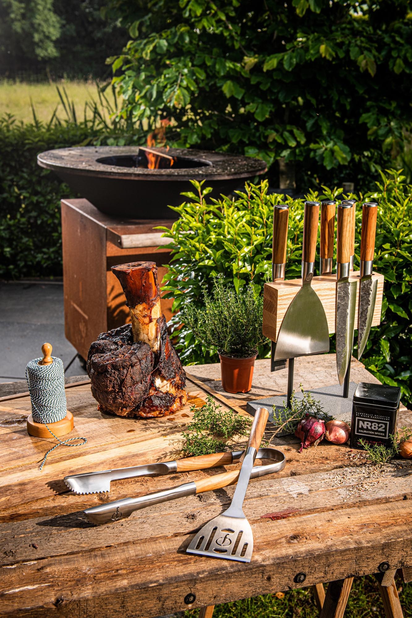 Das 20cm Olive Kochmesser von Forged bietet eine präzise Klinge und einen eleganten Griff aus Olivenholz für perfekte Schnitte.