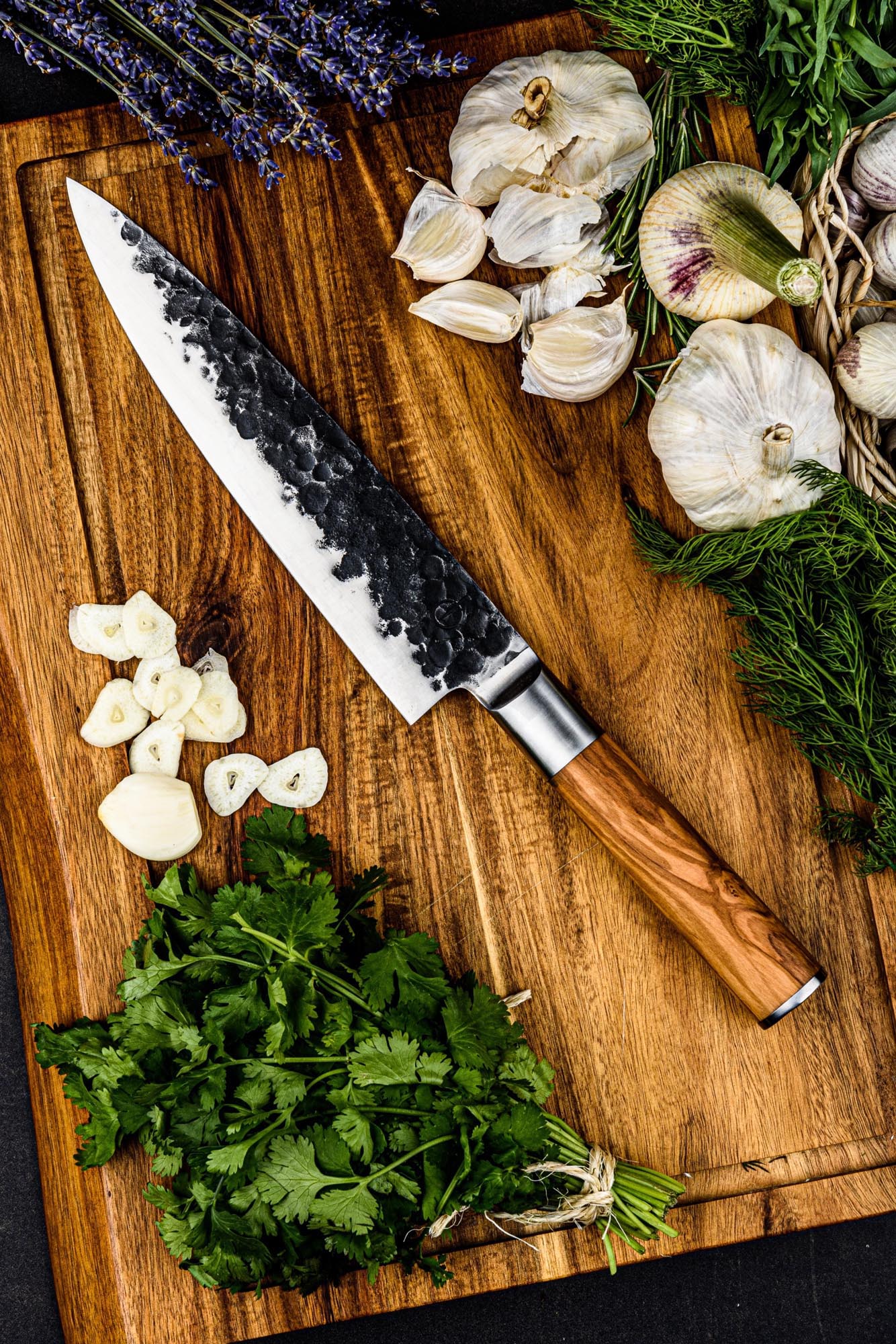 Das Forged Olive Kochmesser 20cm kombiniert eine scharfe Klinge mit einem stilvollen Olivenholzgriff für exzellente Schneidleistung.