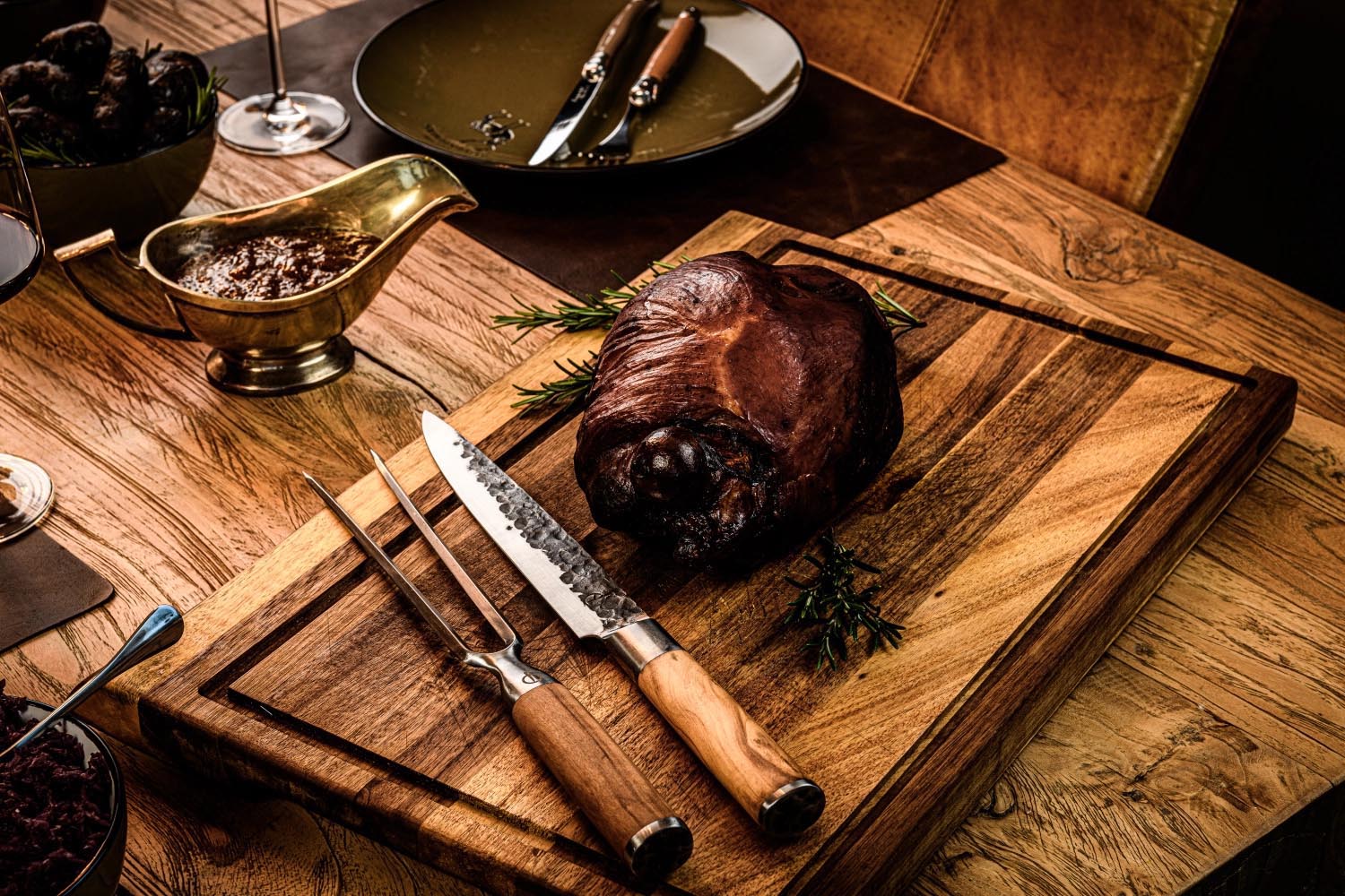 Das Forged Olive Fleischmesser 20cm besticht durch seine scharfe Klinge und den eleganten Olivenholzgriff.