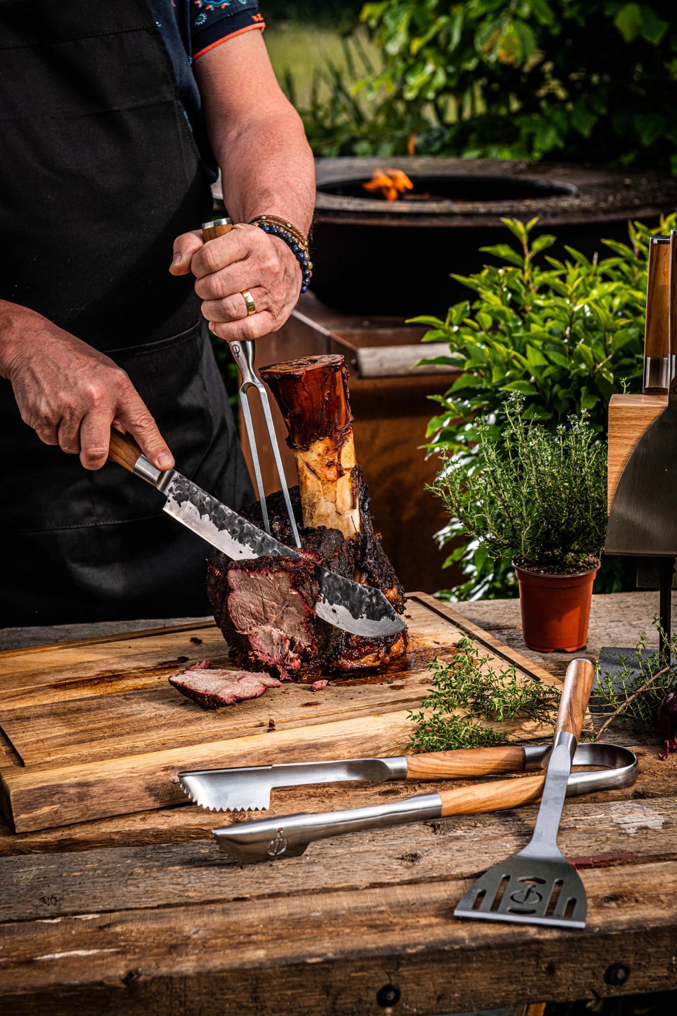 Das 25cm Forged Olive Metzgermesser kombiniert eine scharfe Klinge mit einem stilvollen Griff aus Olivenholz.