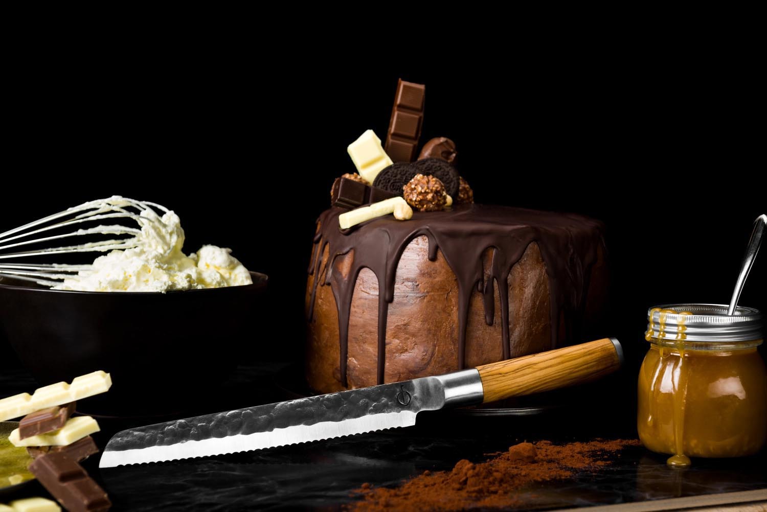 Elegantes Forged Olive Brotmesser, 20cm, mit scharfer Klinge und Olivenholzgriff, perfekt für präzises Schneiden von Brot.