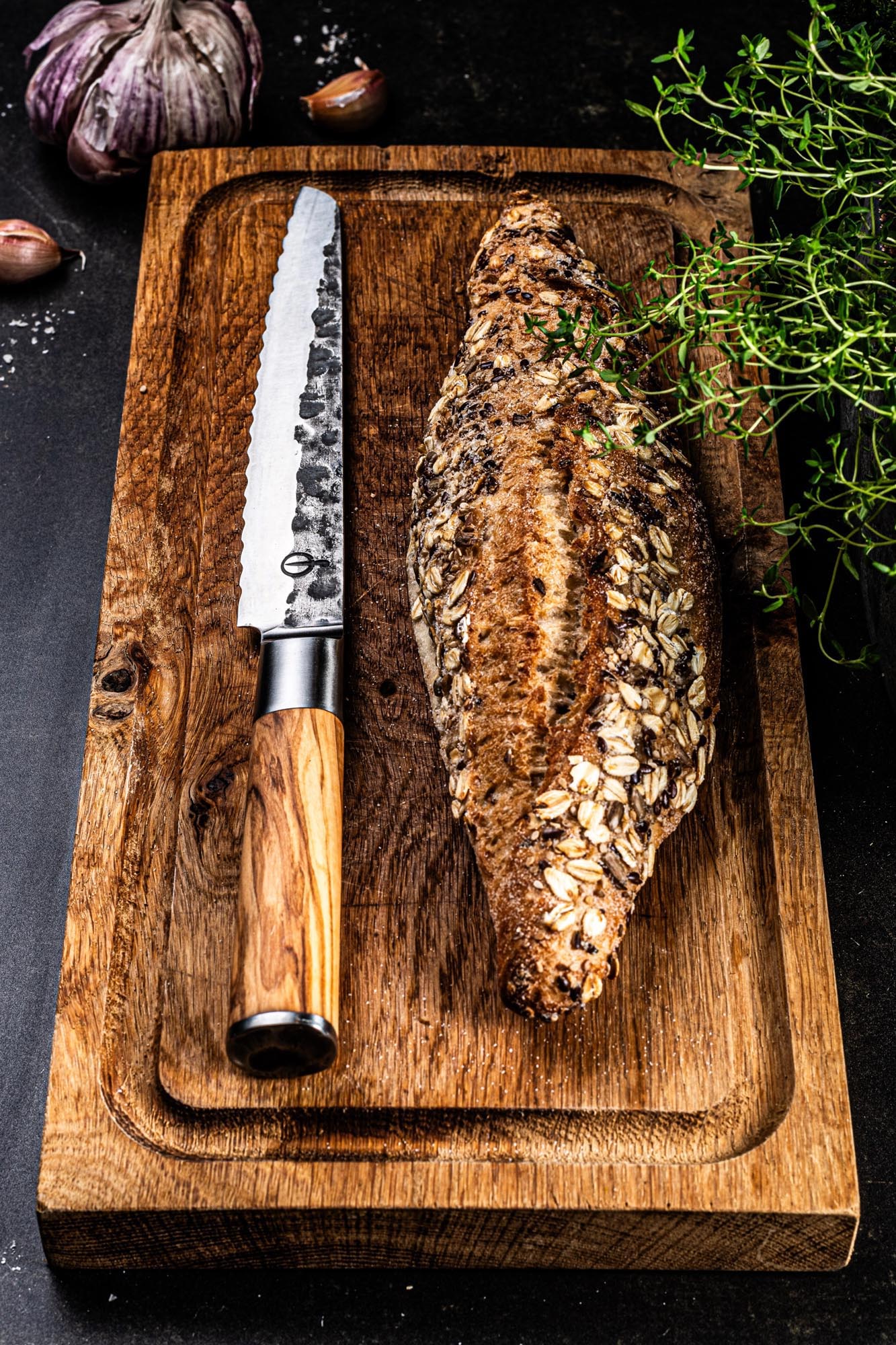 Das 20cm Forged Olive Brotmesser bietet eine präzise Klinge und einen eleganten Olivenholzgriff für perfektes Schneiden.