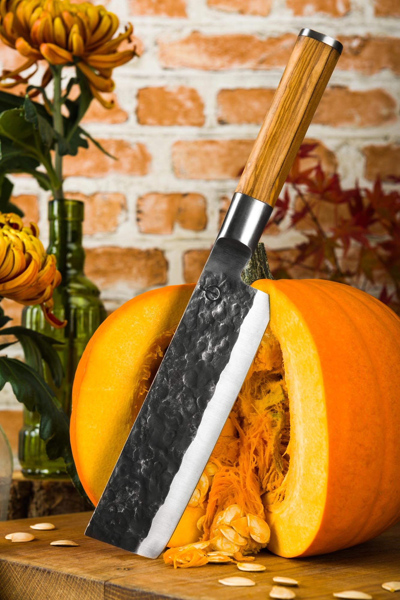 Das 18cm Olive Hackbeil von Forged besticht durch seine scharfe Klinge und den eleganten Olivenholzgriff.