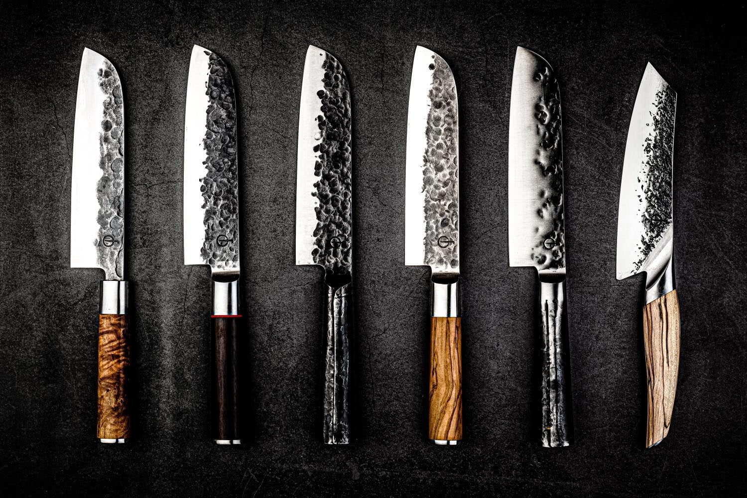 Handgeschmiedetes Santokumesser mit 18 cm Klinge, Olivenholzgriff, ideal für präzises Schneiden und stilvolles Kochen.