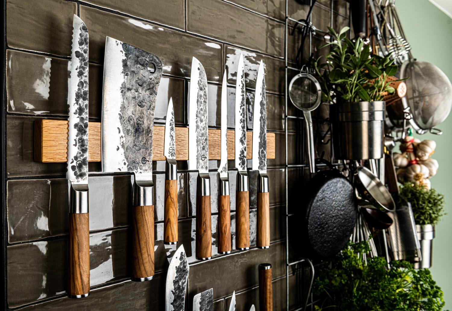 Handgeschmiedetes Santokumesser mit 18 cm Klinge, Olivenholzgriff, ideal für präzises Schneiden und stilvolles Kochen.