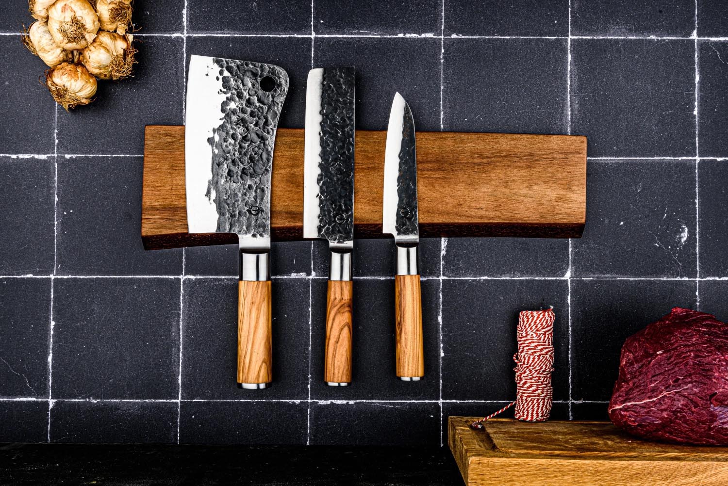 Handgeschmiedetes Santokumesser 13cm mit edlem Olivenholzgriff, ideal für präzises Schneiden und vielseitige Küchenarbeiten.