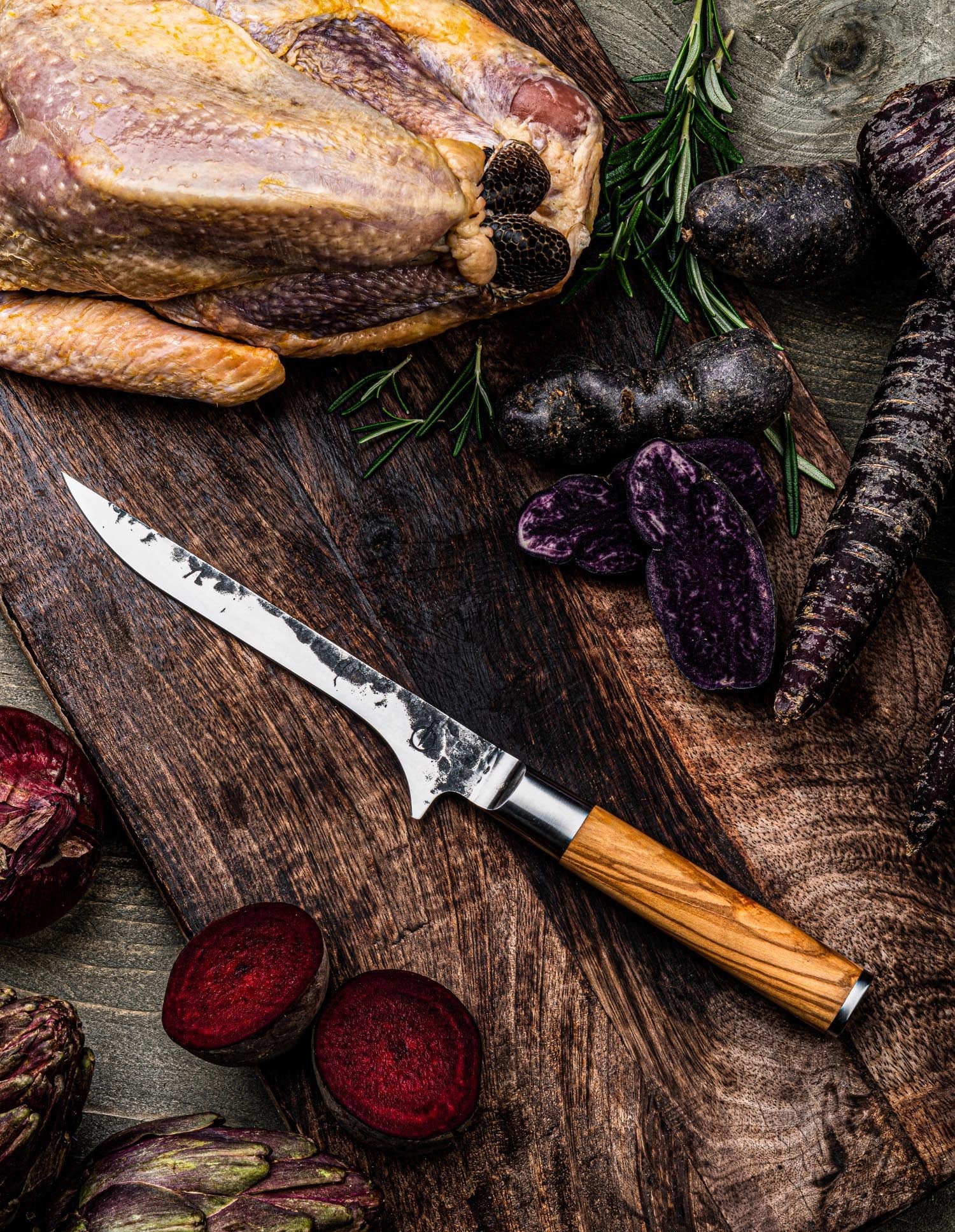 Das 15cm Forged Olive Ausbeinmesser kombiniert eine scharfe Klinge mit einem eleganten Griff aus Olivenholz für exakte Schnitte.