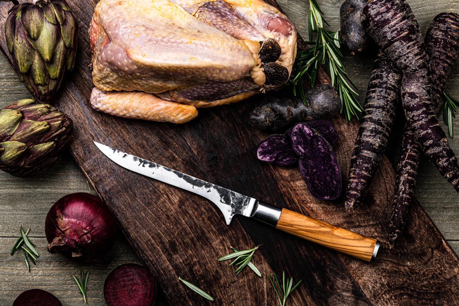 Das Forged Olive Ausbeinmesser 15cm bietet eine präzise Klinge und einen stilvollen Olivenholzgriff für perfekte Schnitte.