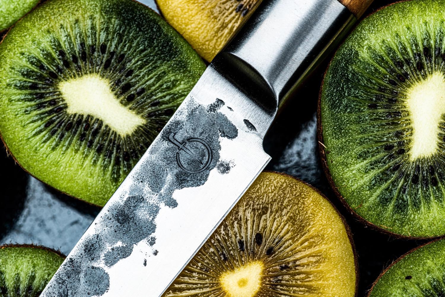 Das Forged Olive Universalmesser 12.5cm bietet eine scharfe Klinge und einen eleganten Olivenholzgriff für präzises Schneiden.