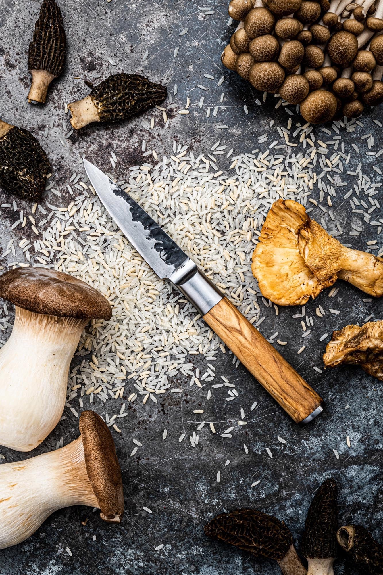 Elegantes 9cm Schälmesser von Forged mit Olivenholzgriff, ideal für präzises Schälen und Schneiden in der Küche.