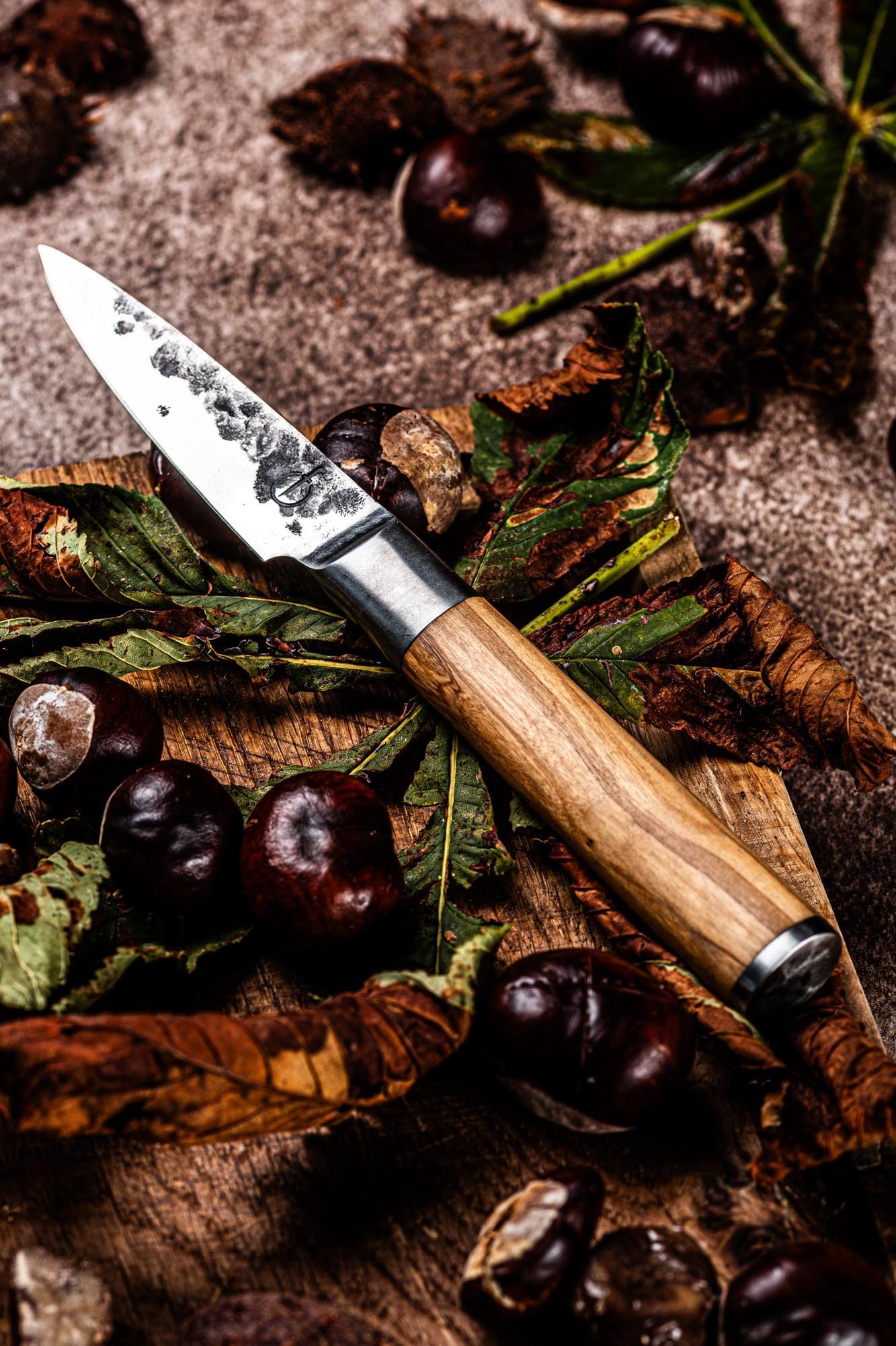 Elegantes 9cm Schälmesser von Forged mit Olivenholzgriff, ideal für präzises Schälen und Schneiden in der Küche.