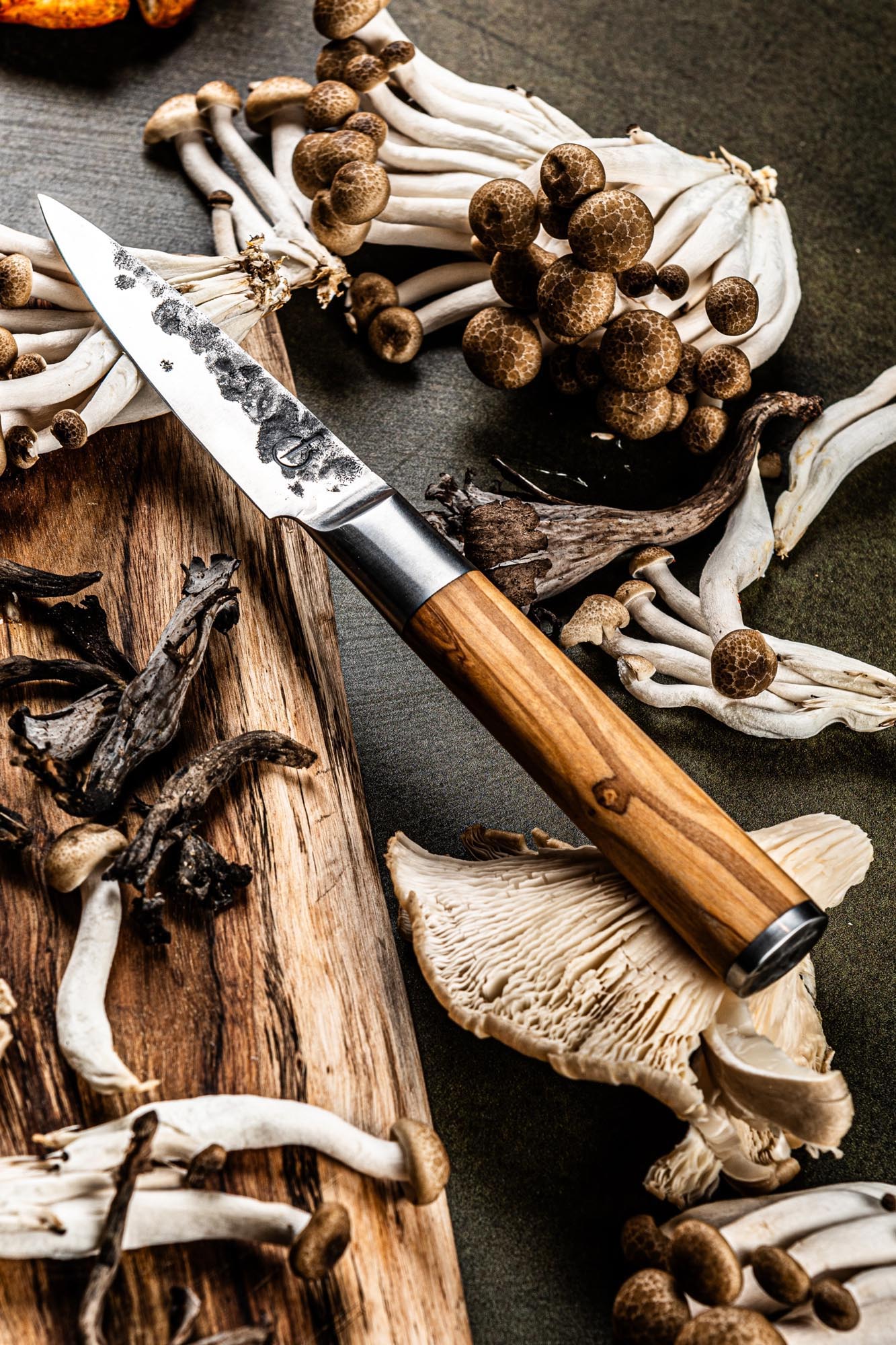 Hochwertiges 9cm Schälmesser von Forged mit edlem Olivenholzgriff, perfekt für präzises Schälen und Schneiden in der Küche.