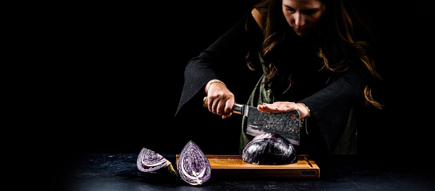 Das asiatische Hackmesser von Forged mit 18cm Klinge vereint Schärfe, Robustheit und einen edlen Olivenholzgriff.