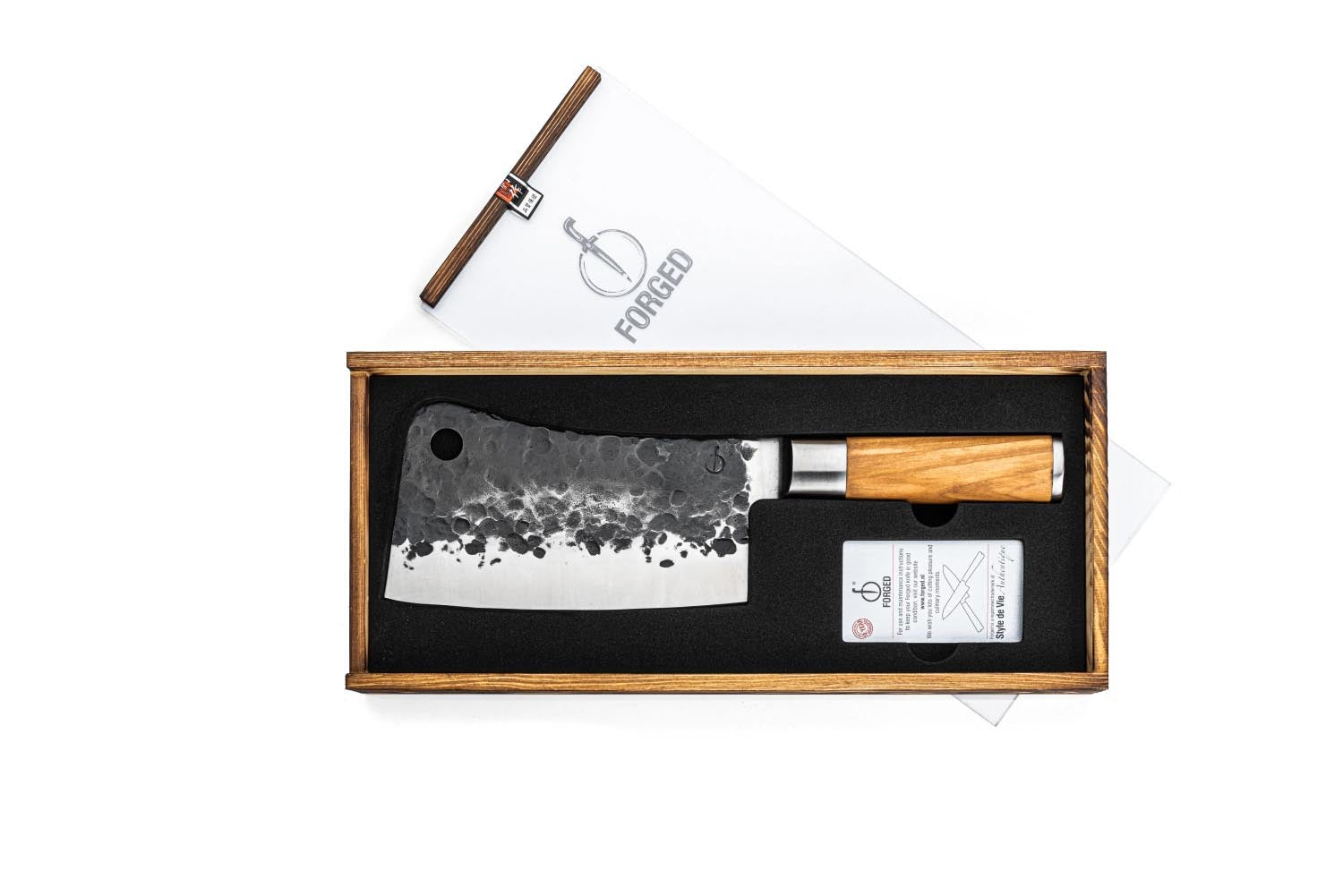 Das 18cm asiatische Hackmesser von Forged Olive besticht durch edles Design, scharfe Klinge und Olivenholzgriff.