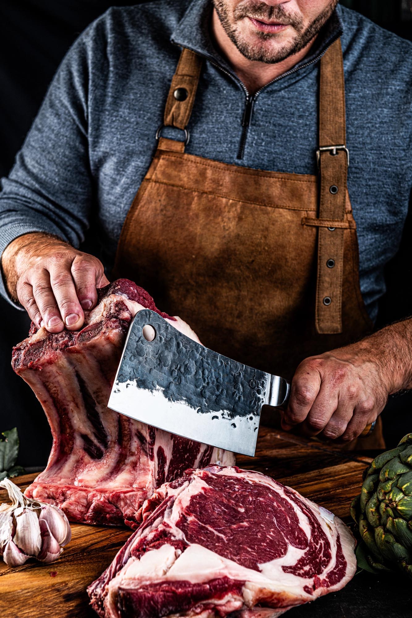 Das asiatische Hackmesser von Forged Olive, 18cm, bietet präzise Schärfe, stilvolles Design und einen edlen Olivenholzgriff.