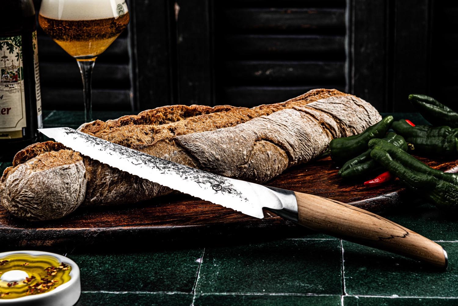 Das Forged Katai Brotmesser 20cm kombiniert scharfe Präzision mit stilvollem Design, perfekt für müheloses Brotschneiden.