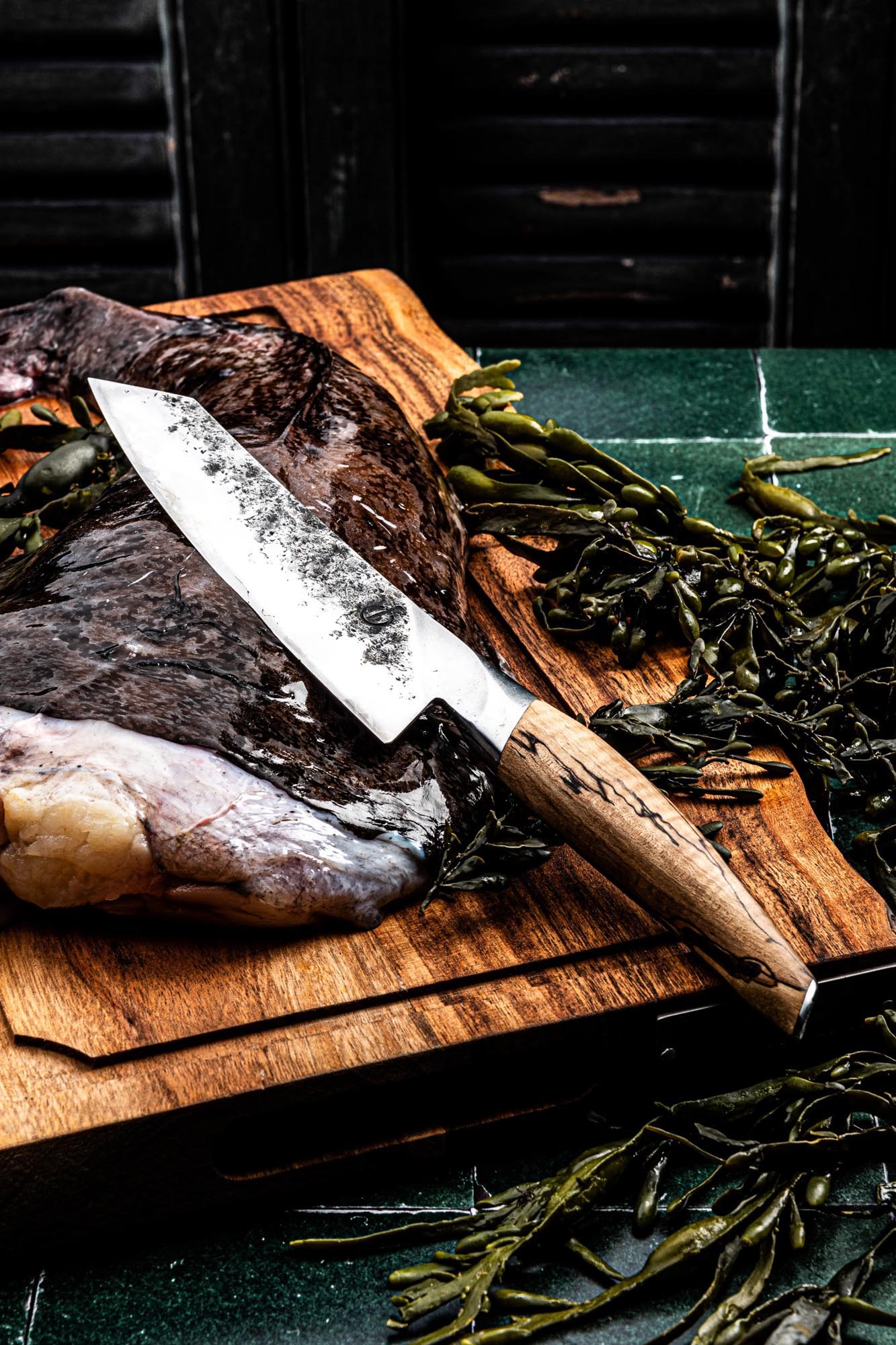 Das Forged Katai Santokumesser 18cm überzeugt mit seiner hochwertigen Klinge und stilvollen Optik, perfekt für präzises Schneiden.