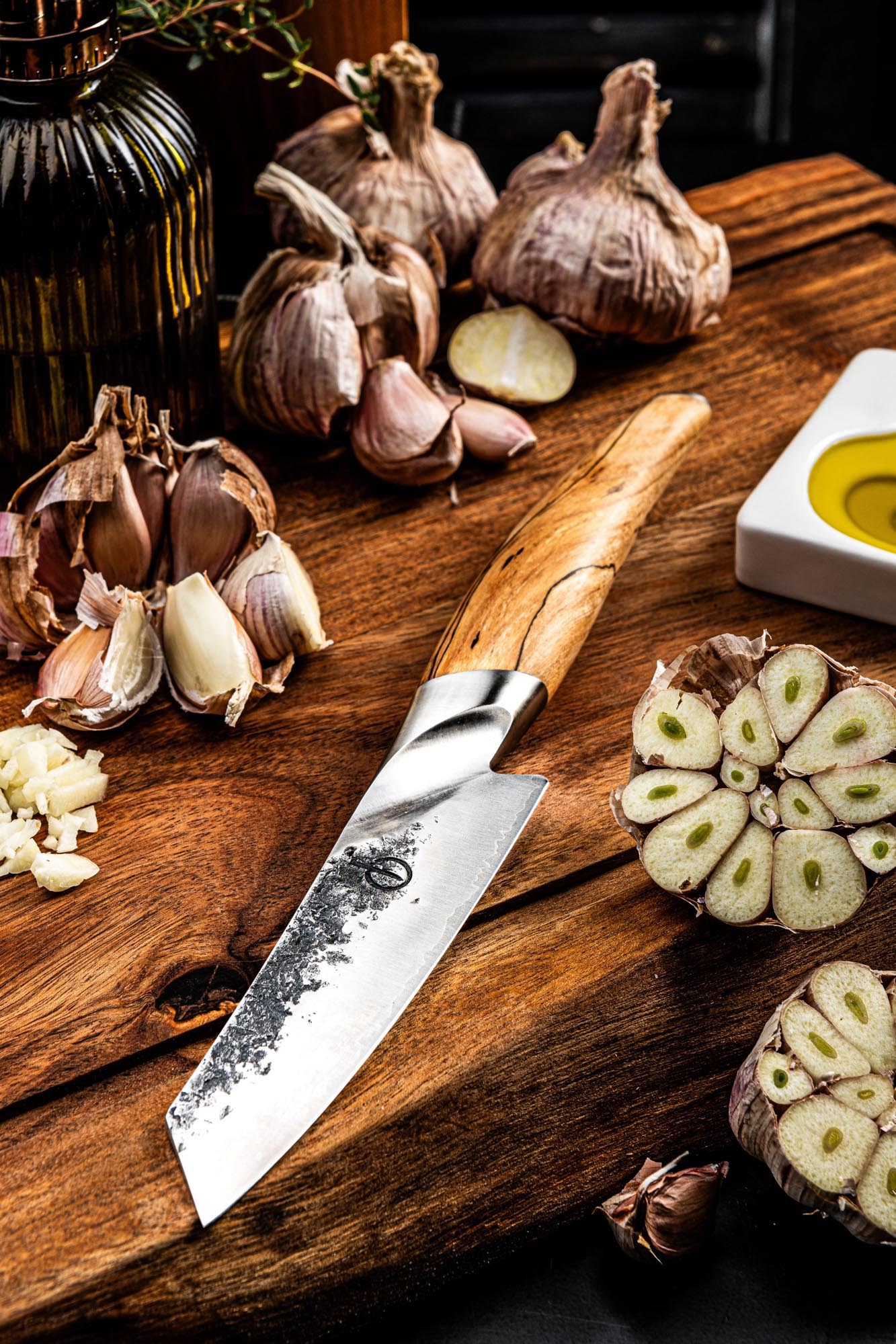 Das Forged Katai Santokumesser 13cm kombiniert scharfe Klinge mit edlem Design, perfekt für präzises Arbeiten in der Küche.