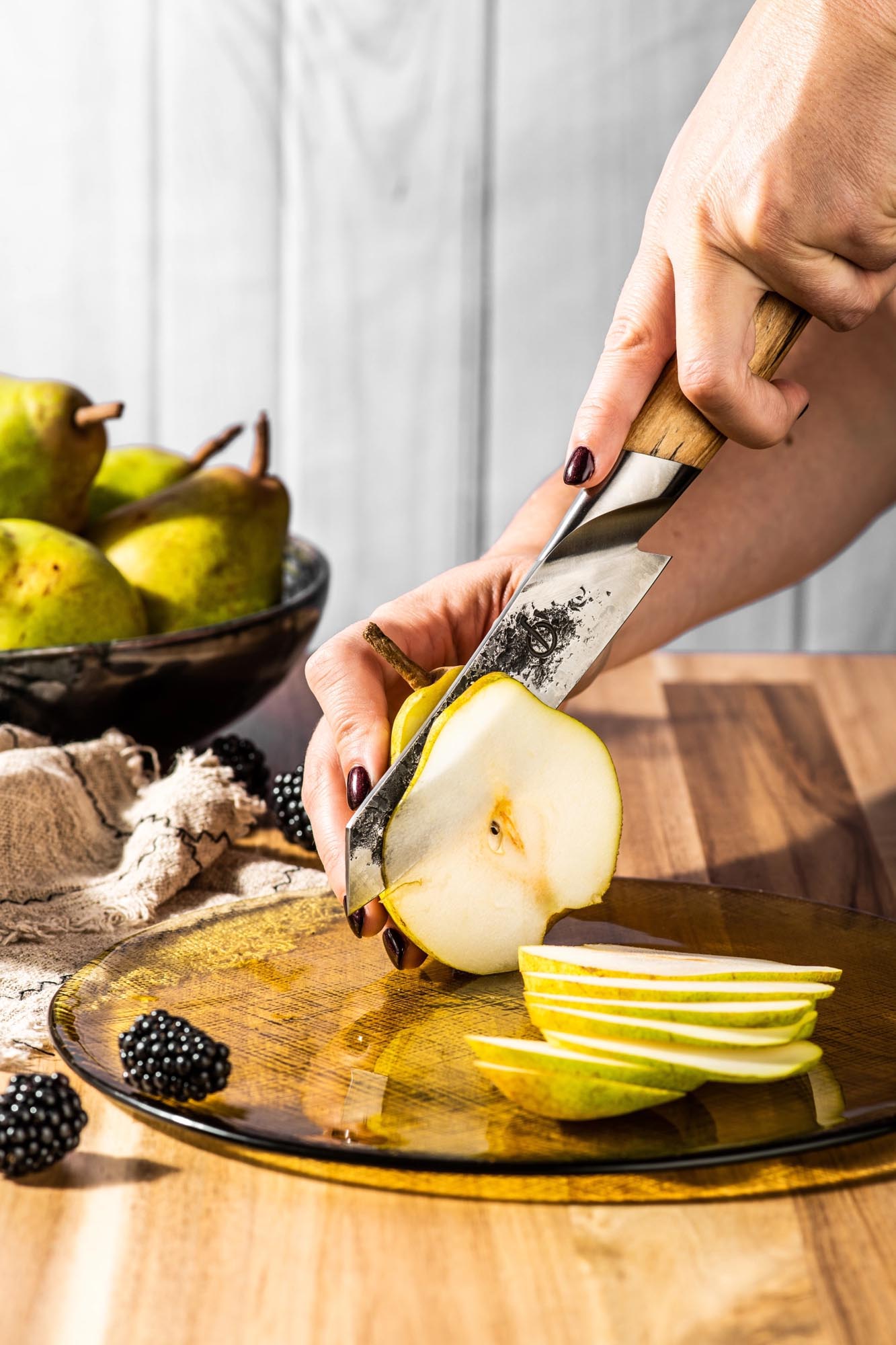 Das Katai Santokumesser 13cm von Forged bietet eine scharfe Klinge und stilvolles Design, ideal für präzises Schneiden.