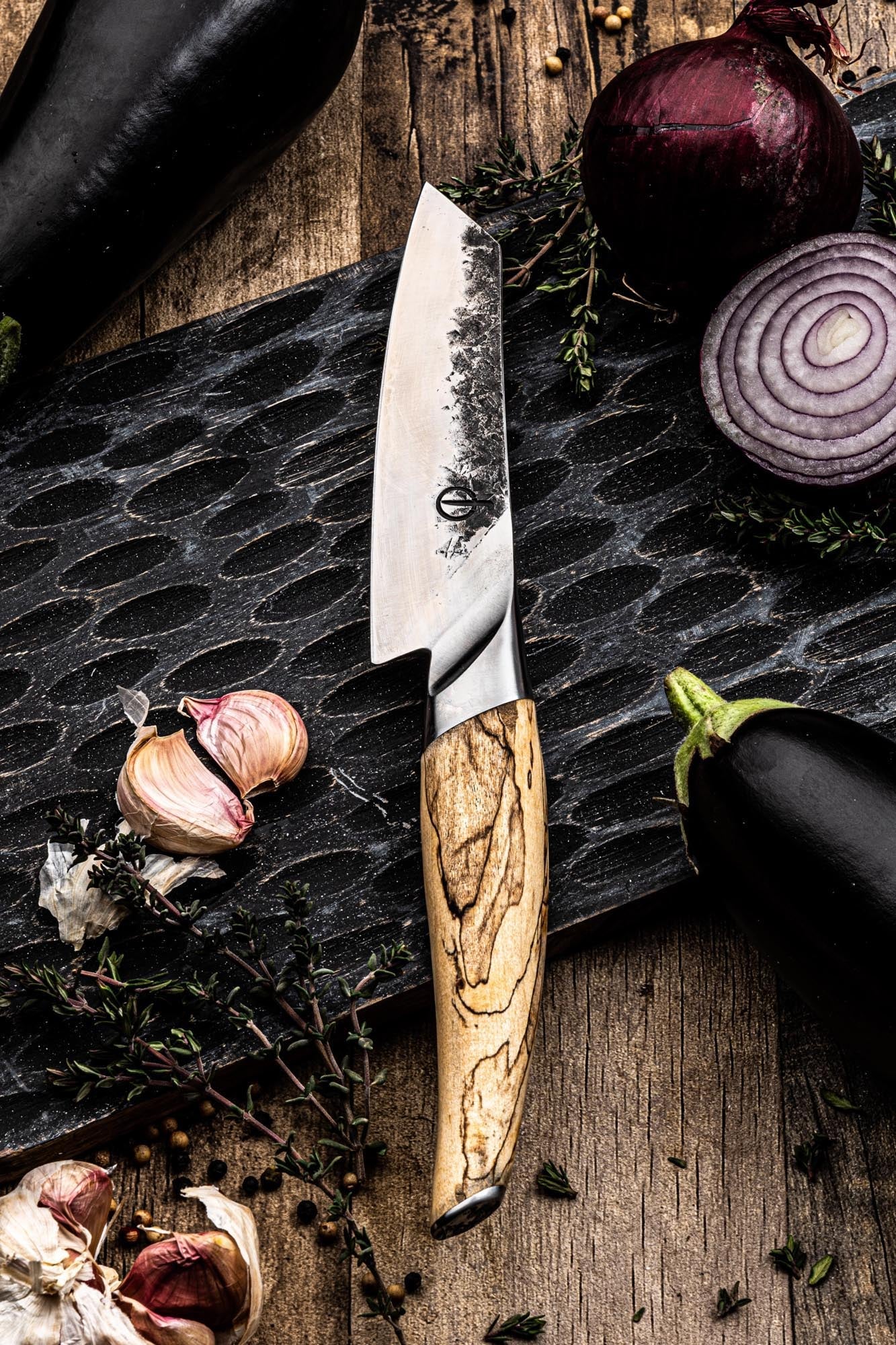 Das Katai Santokumesser 13cm von Forged bietet eine scharfe Klinge und stilvolles Design, ideal für präzises Schneiden.