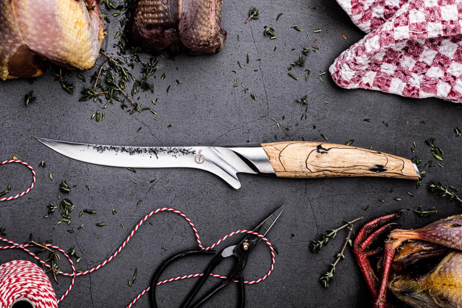 Das Katai Ausbeinmesser 15cm von Forged, handgeschmiedet, bietet höchste Präzision und Qualität für exaktes Arbeiten in der Küche.