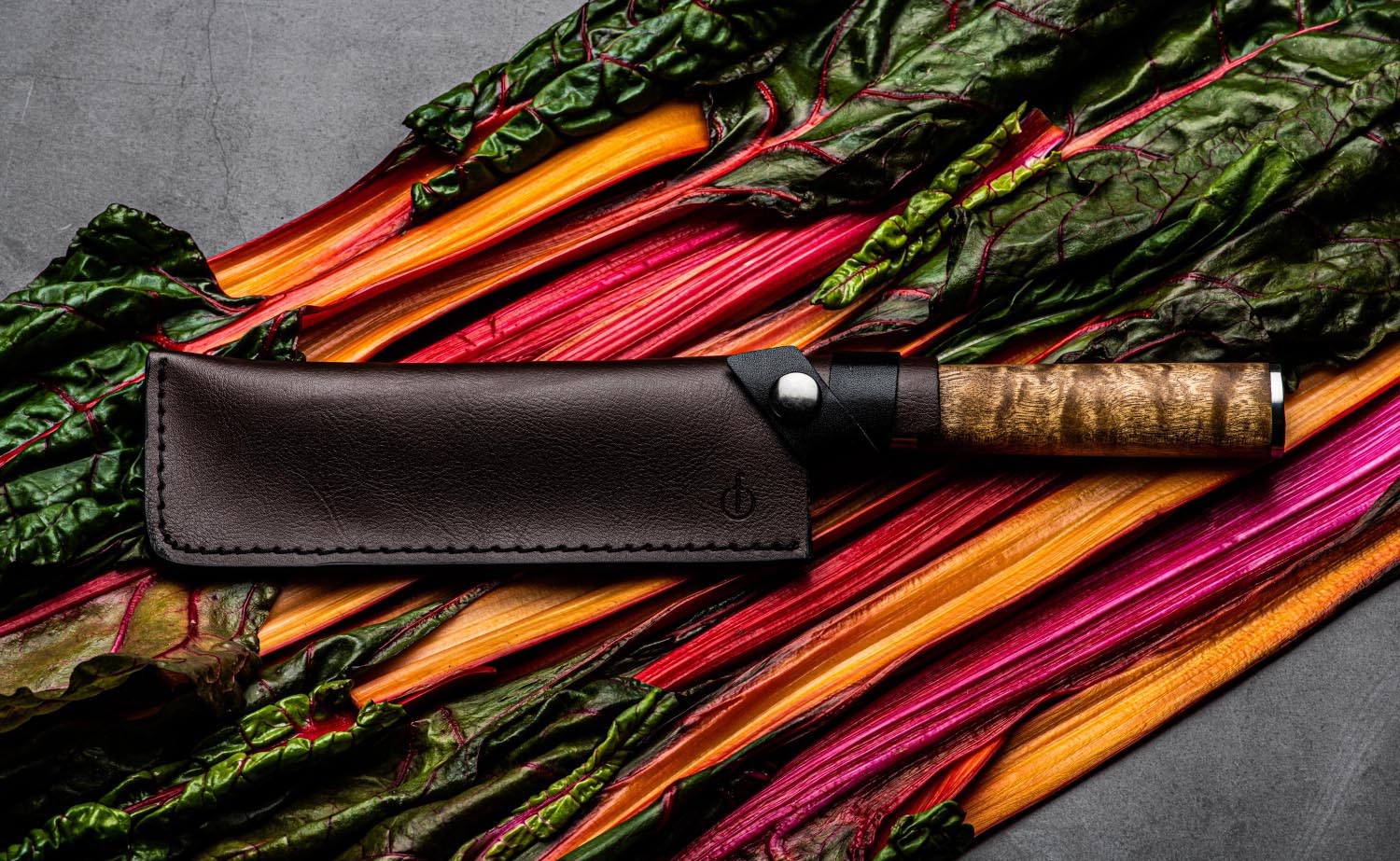 Elegantes Lederetui für das Hackbeil von Forged, robust und stilvoll, idealer Schutz für Ihr hochwertiges Werkzeug.