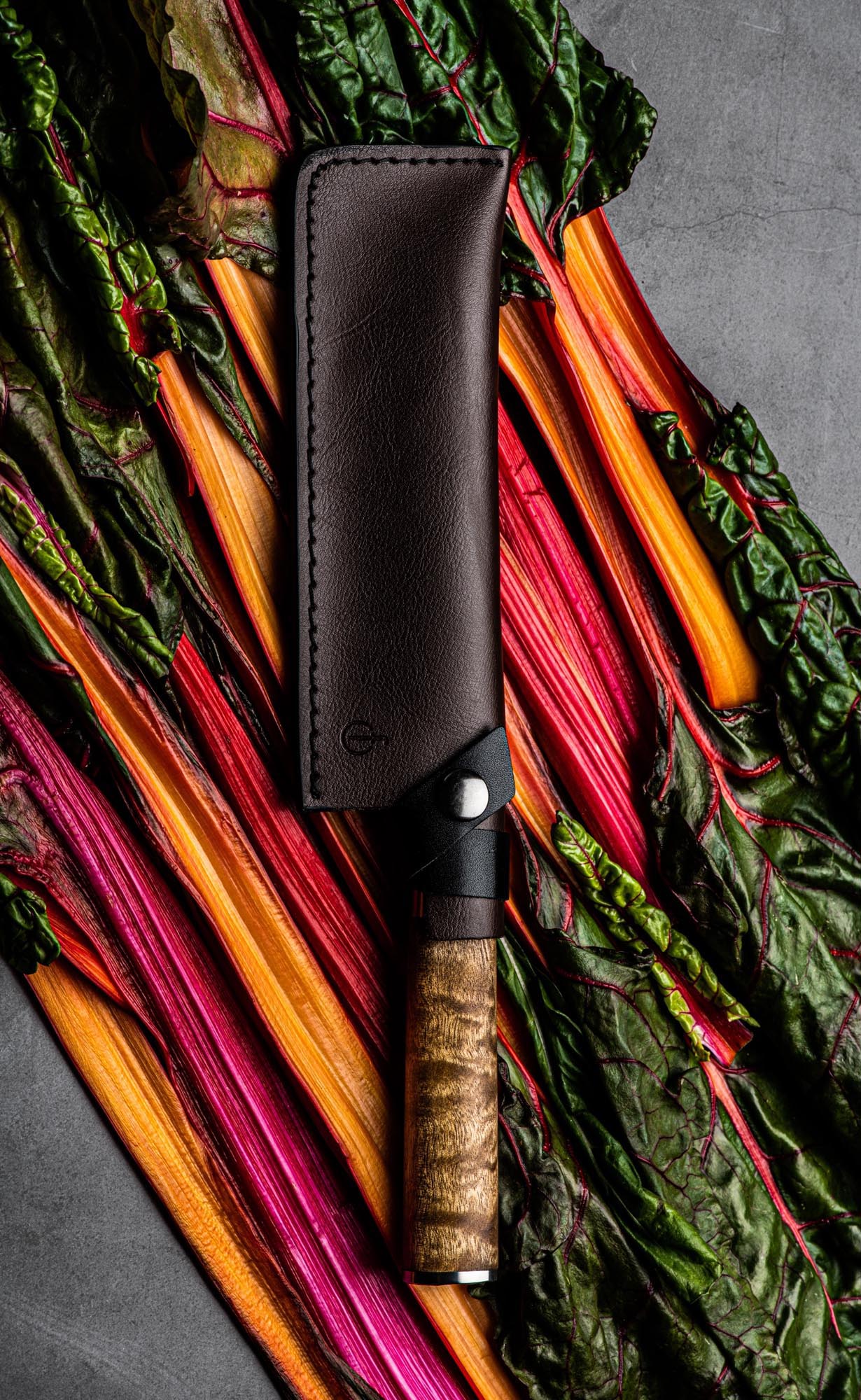 Hochwertiges Lederetui für das Forged Hackbeil, robust und elegant, bietet optimalen Schutz für Ihr Werkzeug.