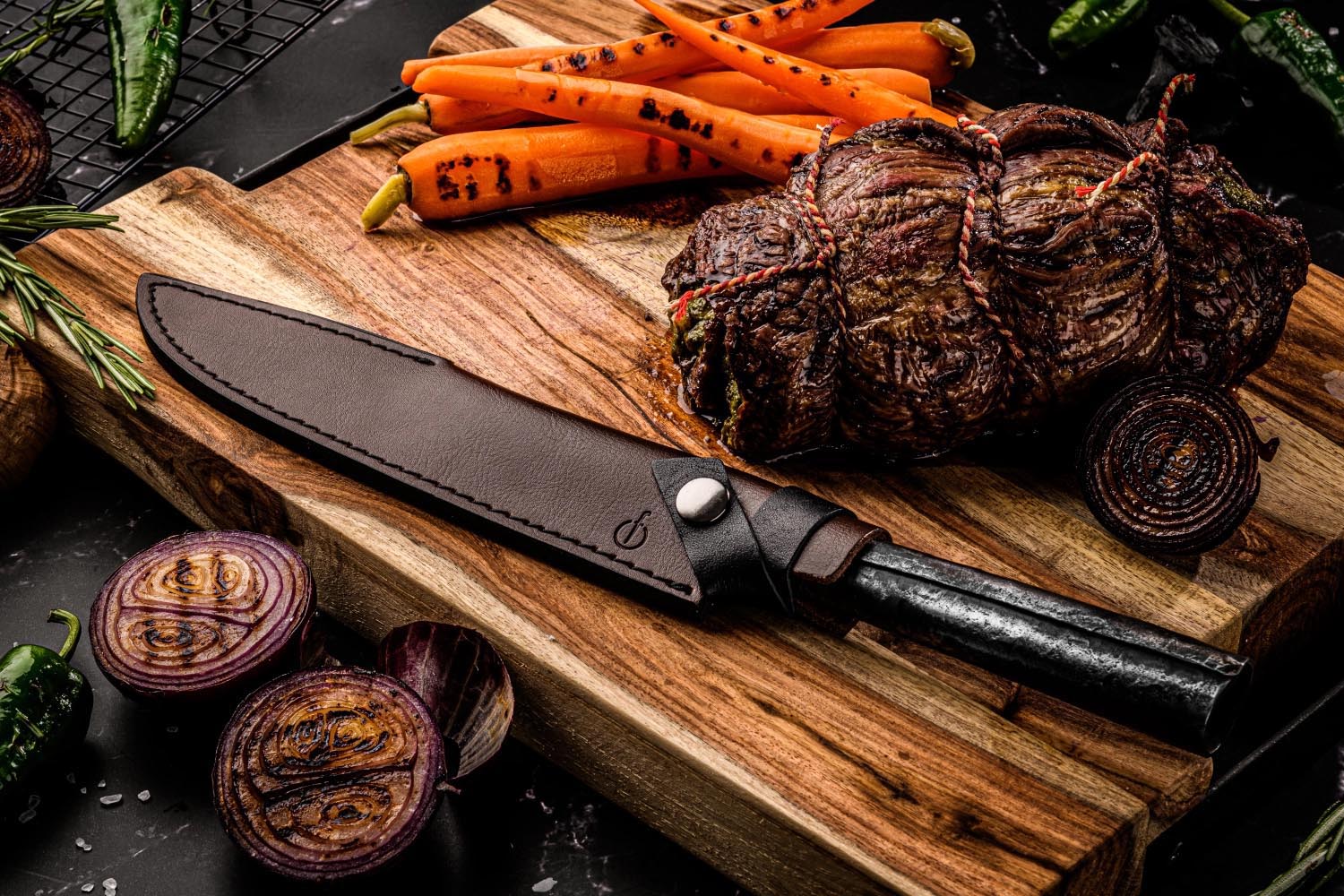 Elegantes Lederetui für Fleischmesser von Forged, schützt und transportiert Messer stilvoll und sicher.