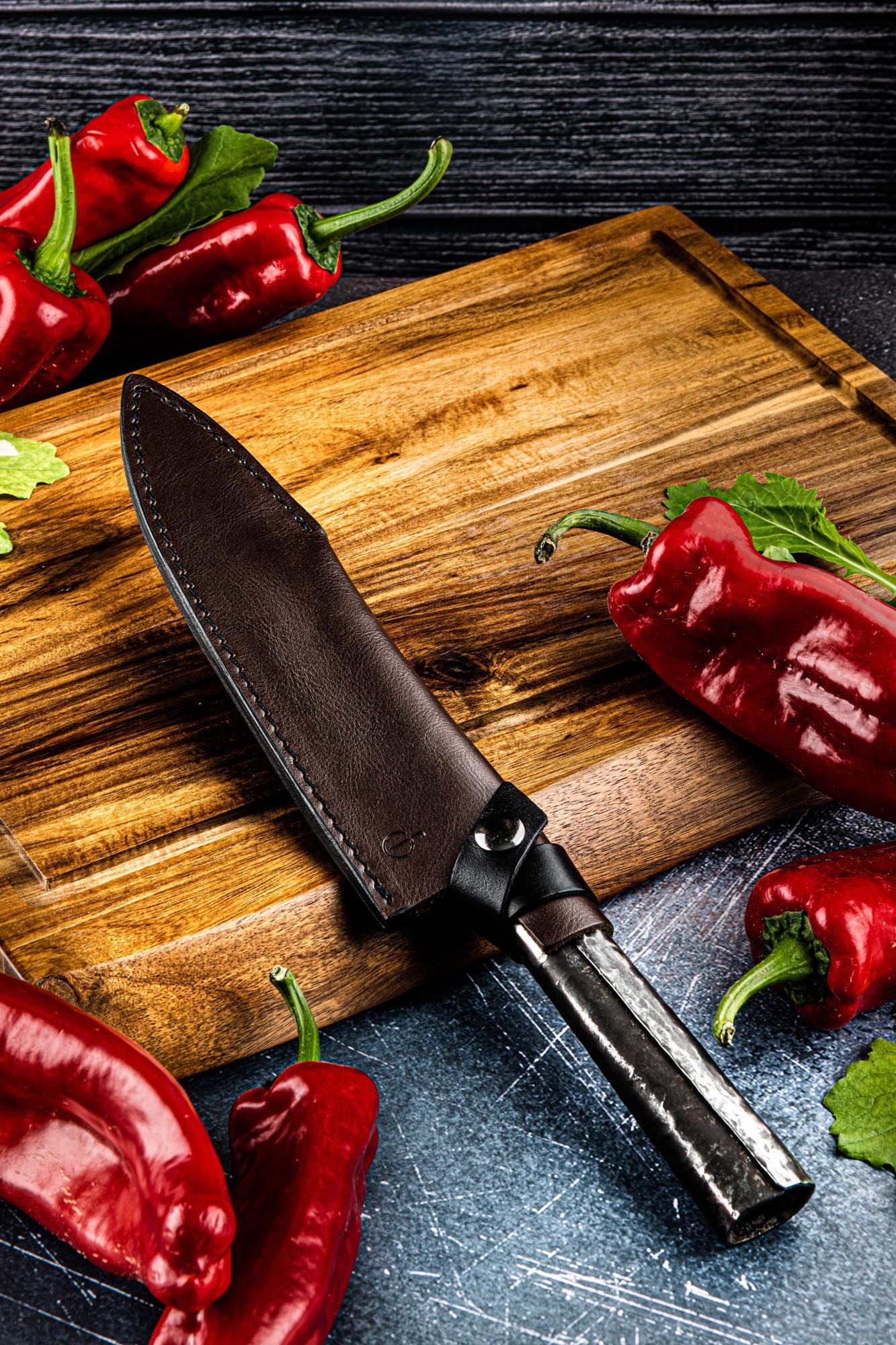 Hochwertiges Lederetui von Forged, perfekt für den Schutz und die elegante Aufbewahrung Ihrer Kochmesser.