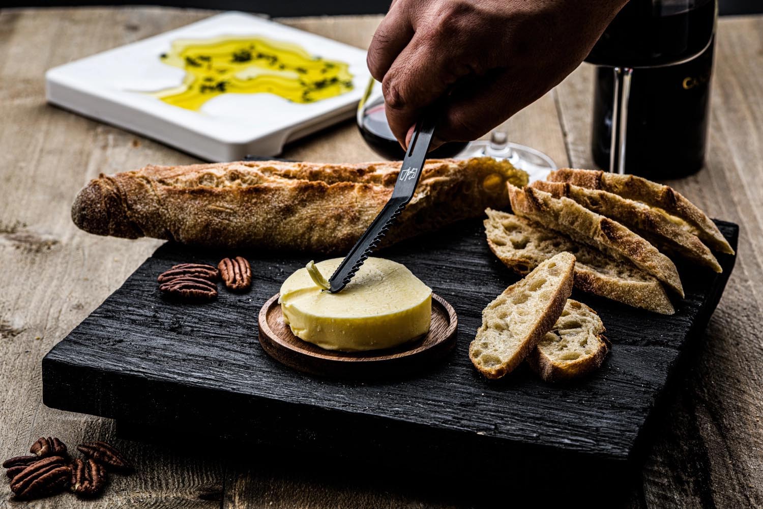 Elegante Keramikschale mit Olivenbaum-Motiv, perfekt für Olivenöl. Stilvolles Design von Style de Vie, ideal für den gedeckten Tisch.