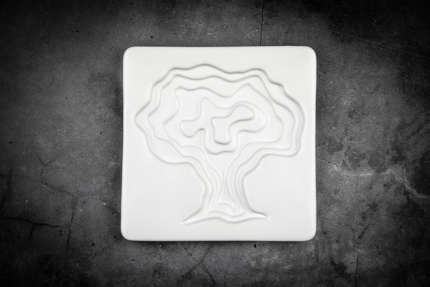 Elegante Keramikschale mit Olivenbaum-Motiv, ideal für Olivenöl. Stilvolles Design von Style de Vie, perfekt für den gedeckten Tisch.